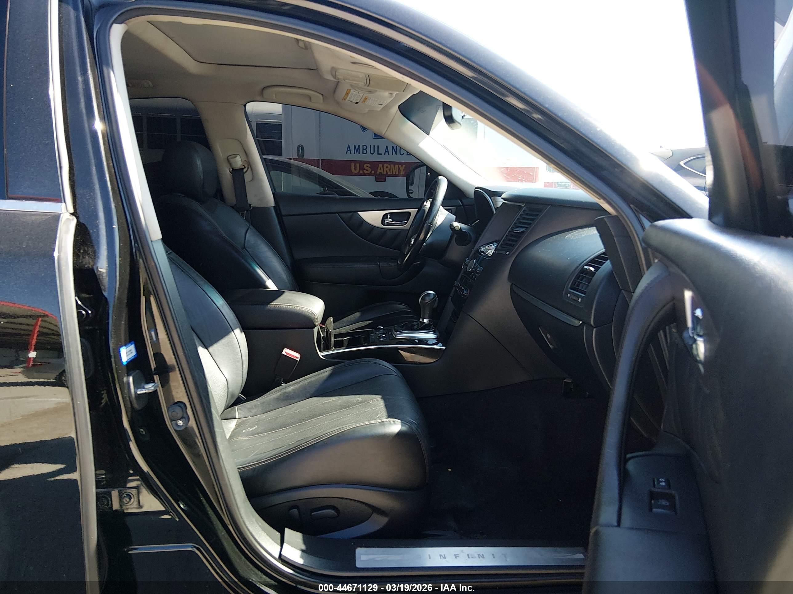 INFINITI QX70 image 5