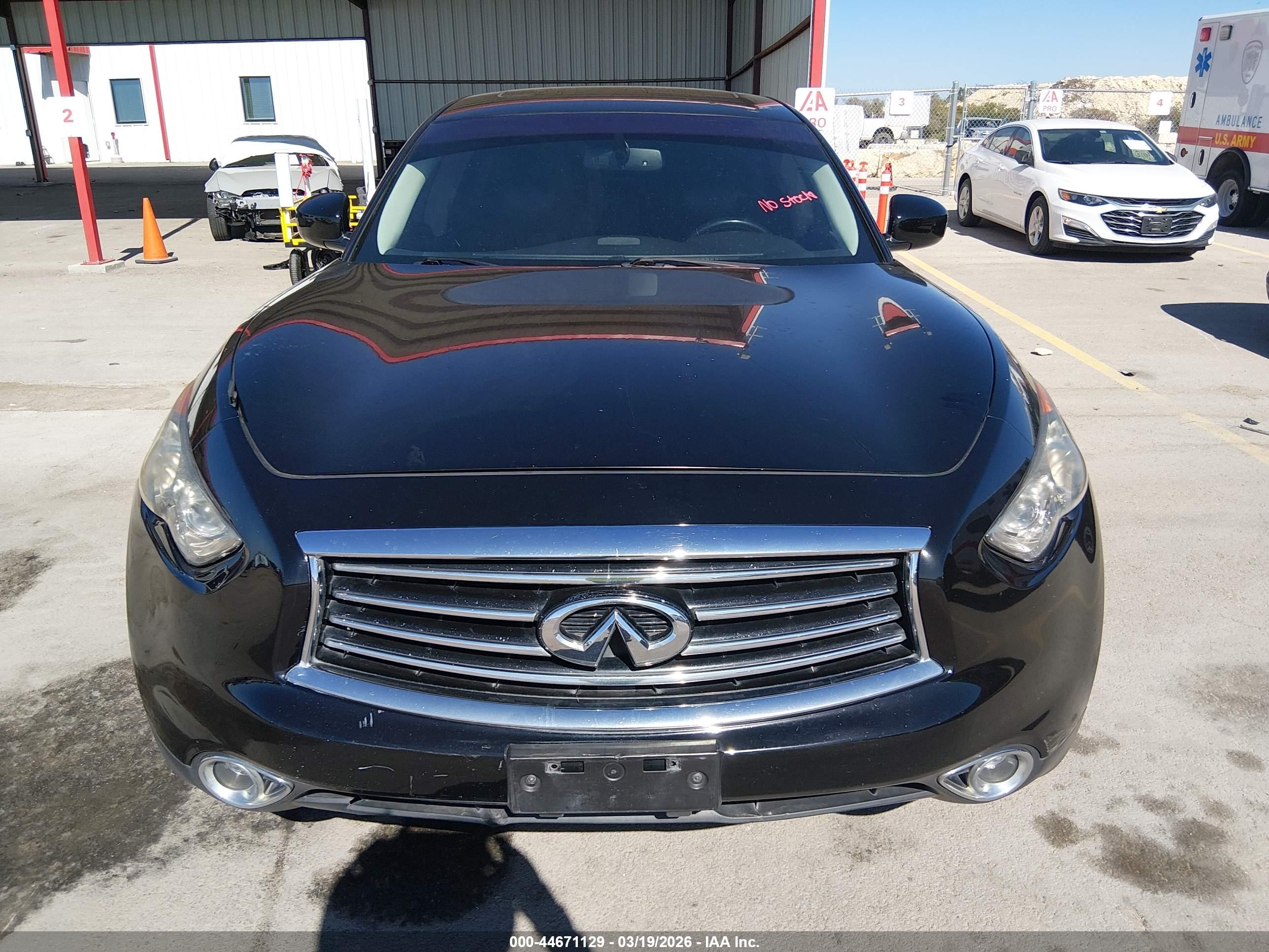 INFINITI QX70 image 6