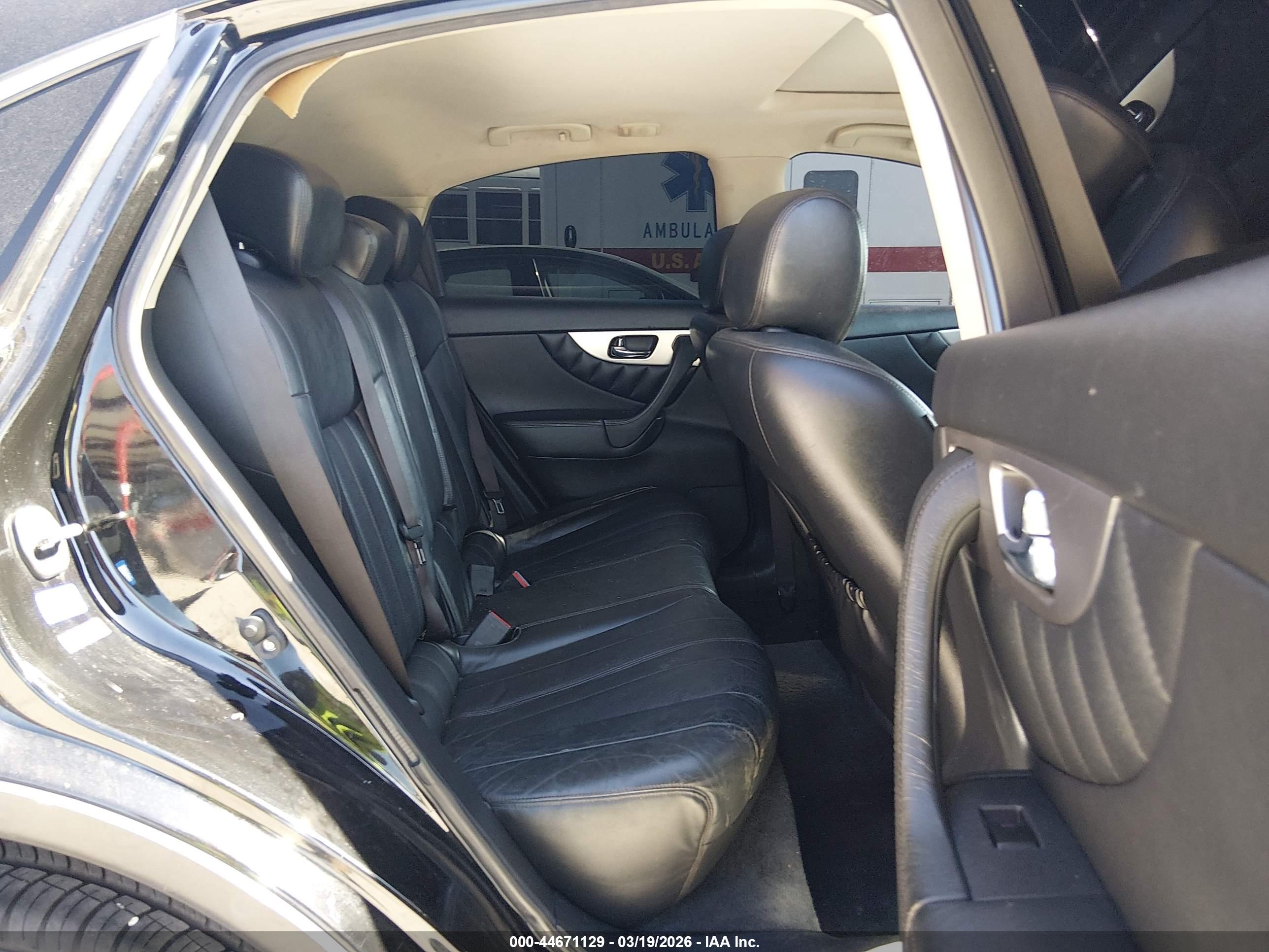 INFINITI QX70 image 8