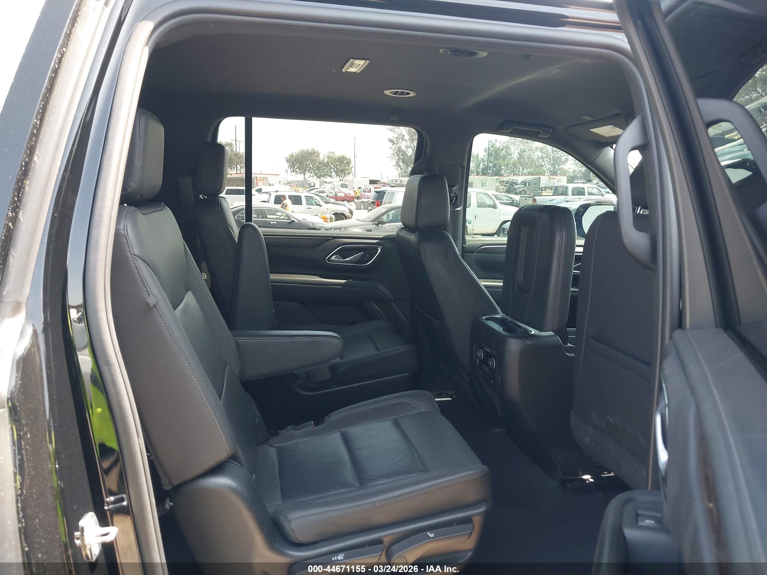 CHEVROLET SUBURBAN image 8