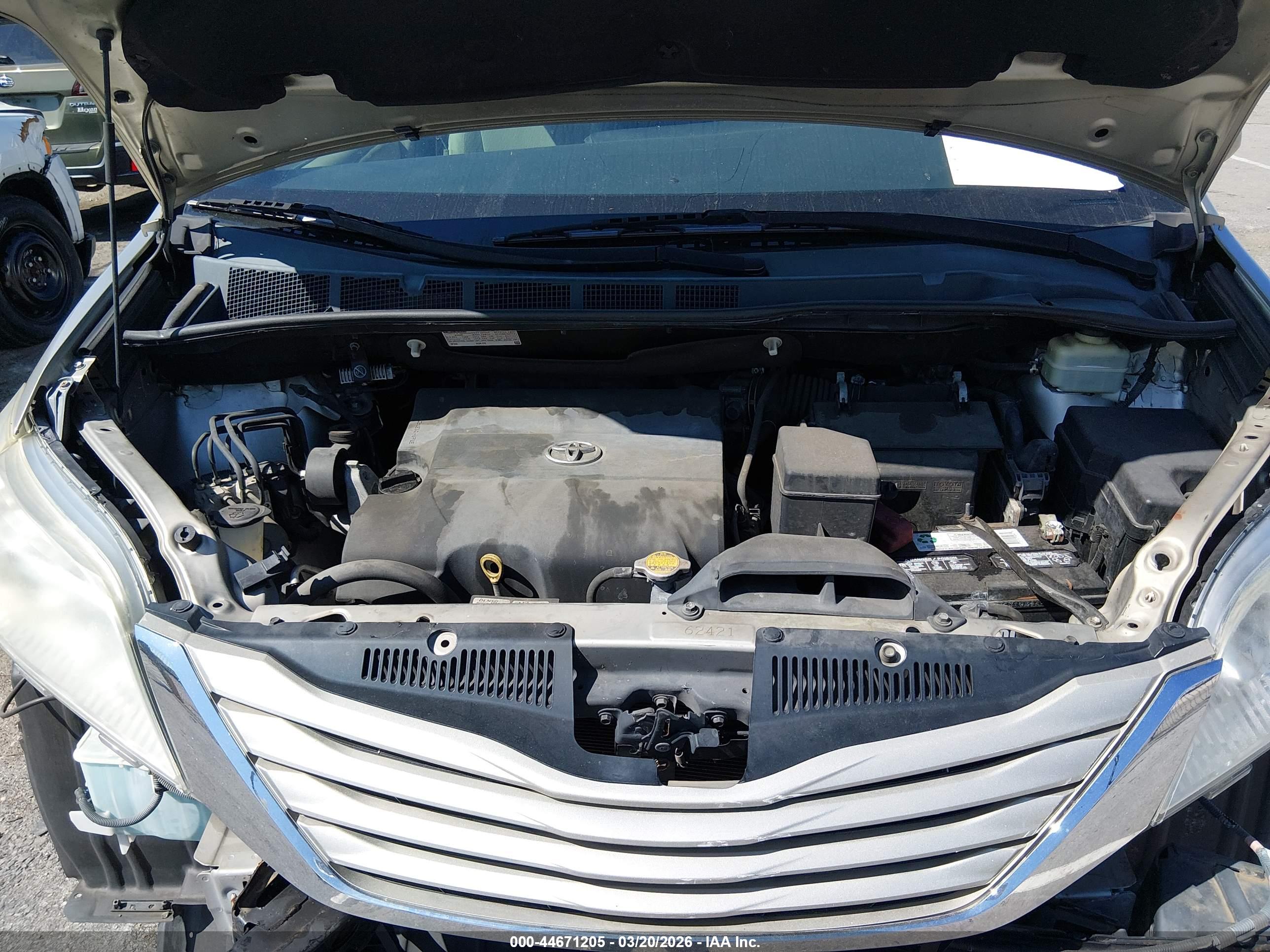 TOYOTA SIENNA image 10