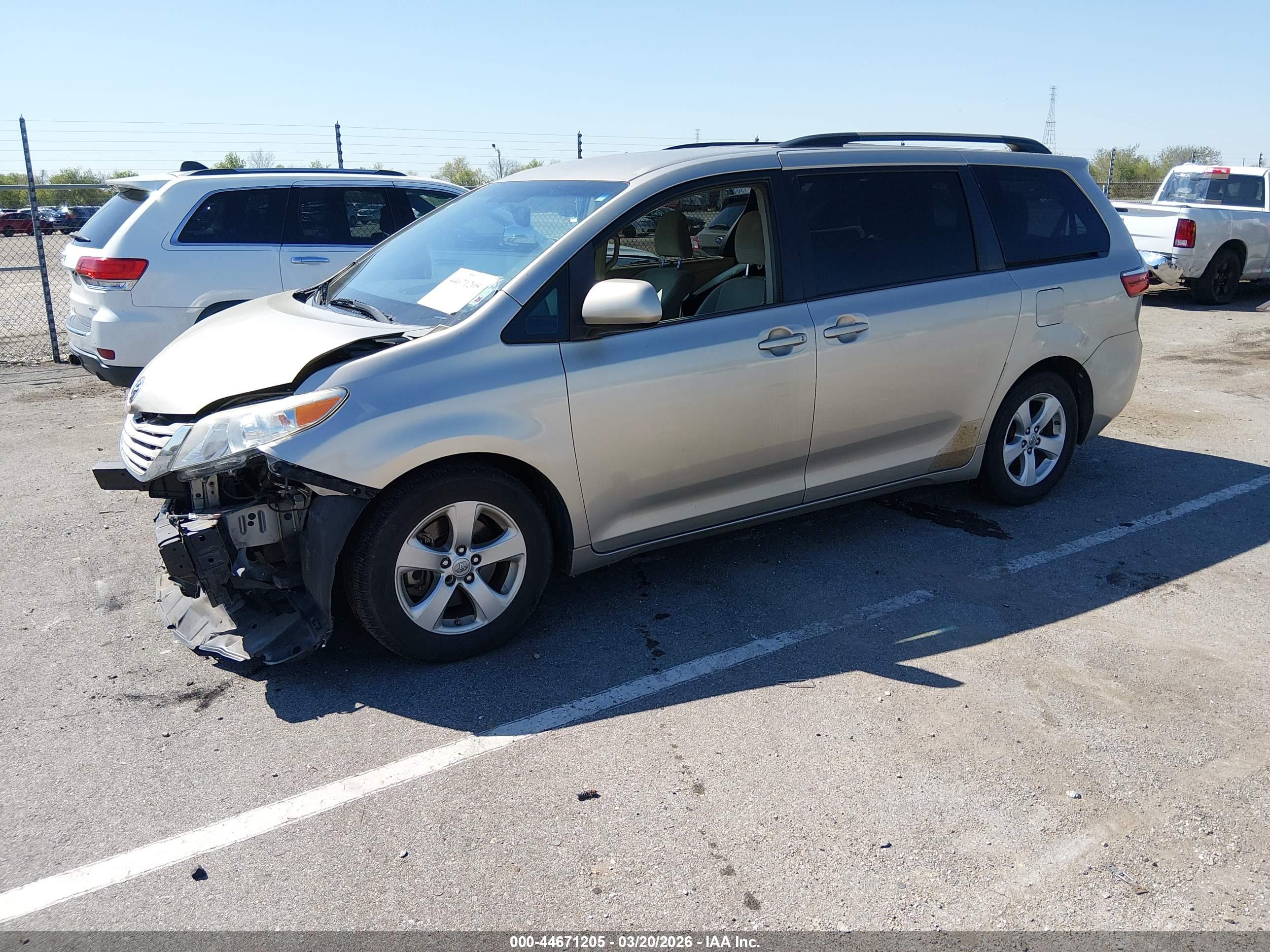 TOYOTA SIENNA image 2