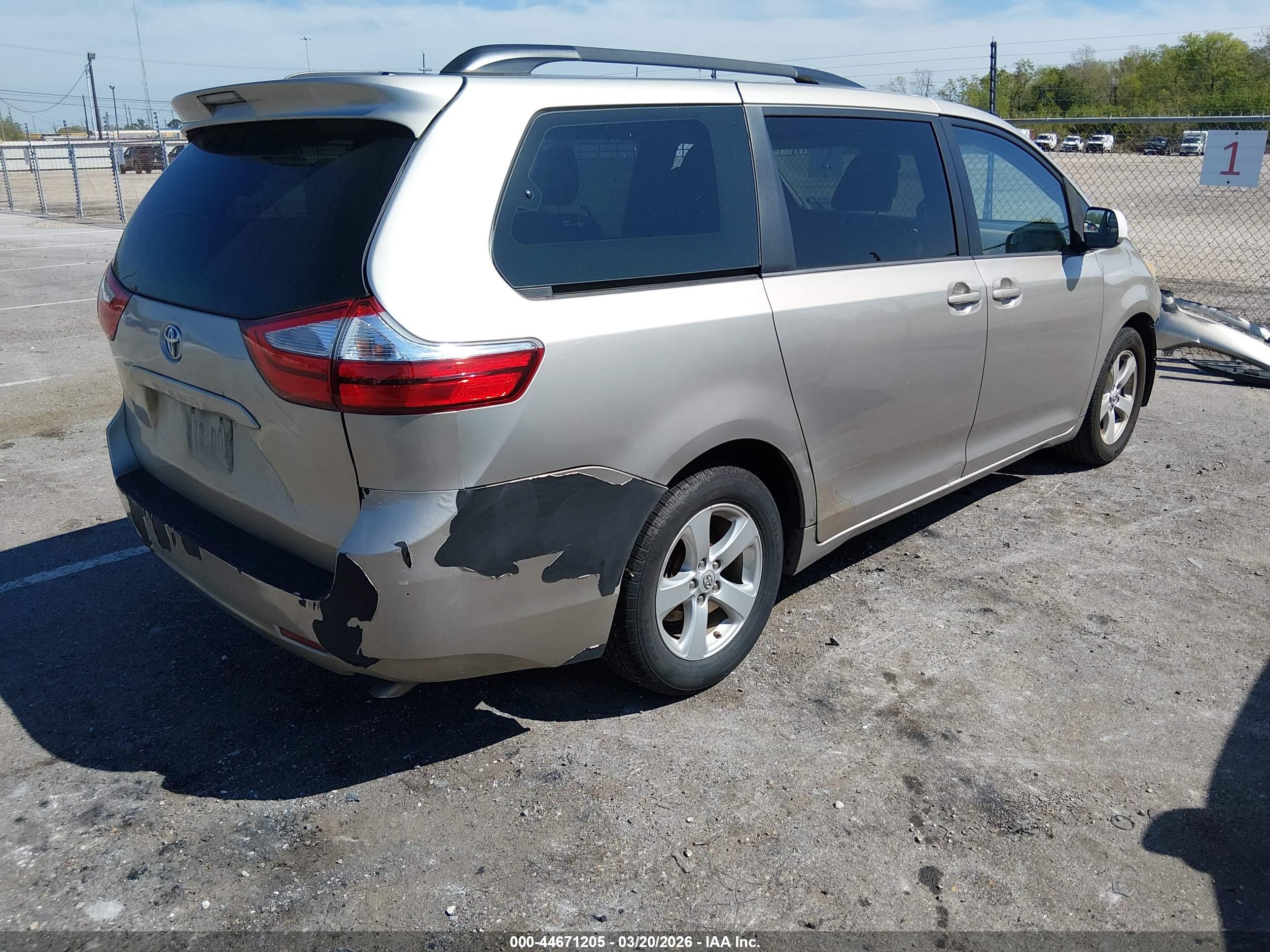 TOYOTA SIENNA image 4
