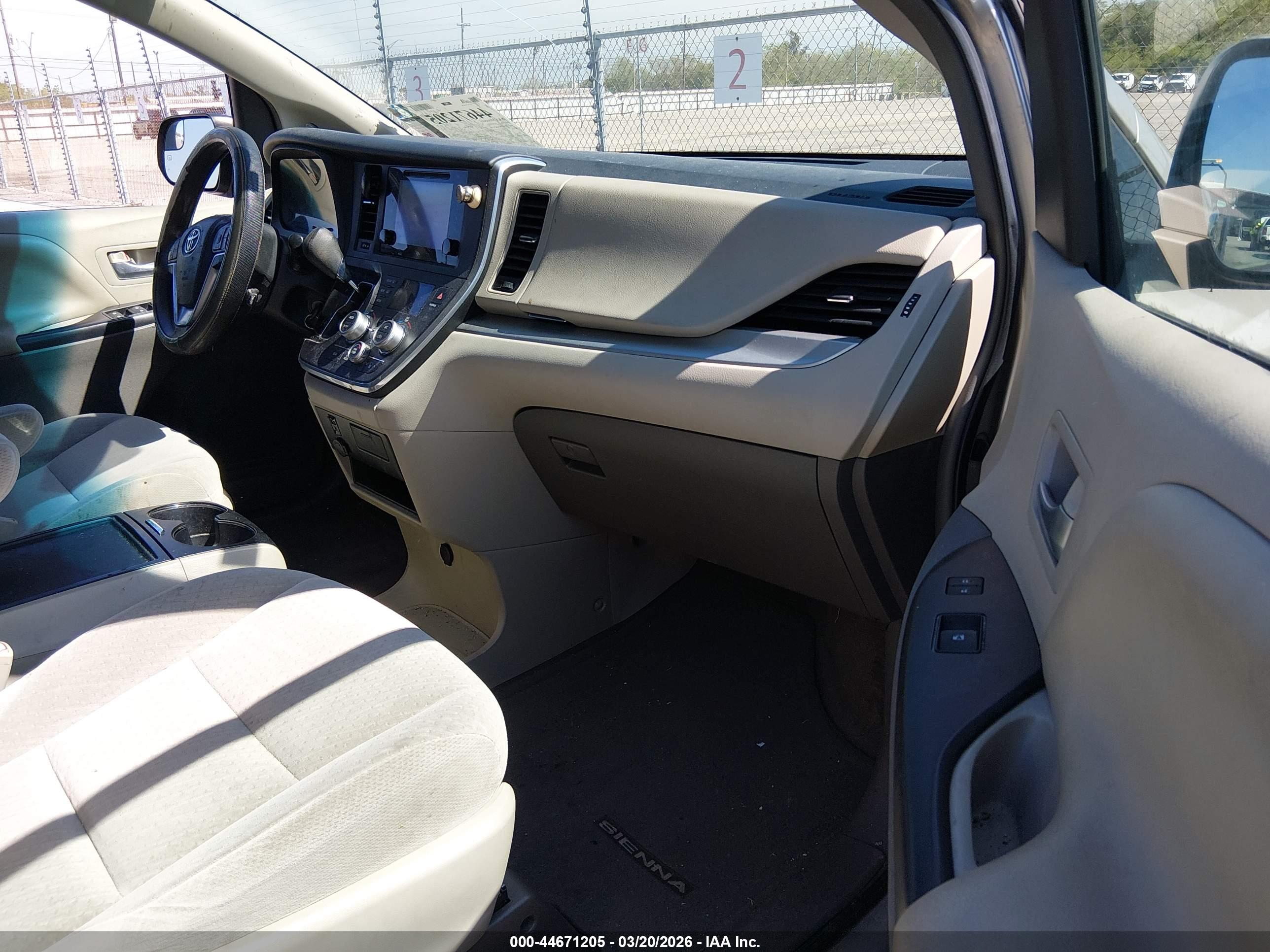 TOYOTA SIENNA image 5