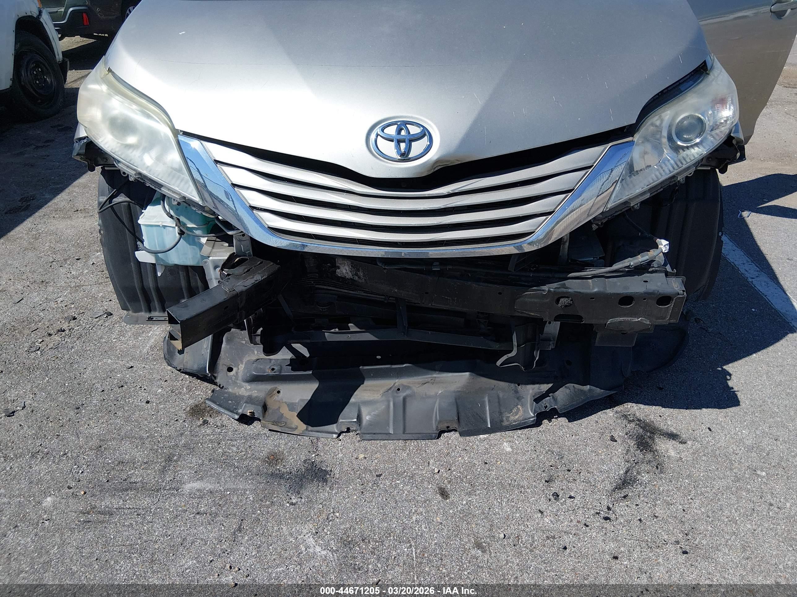 TOYOTA SIENNA image 6