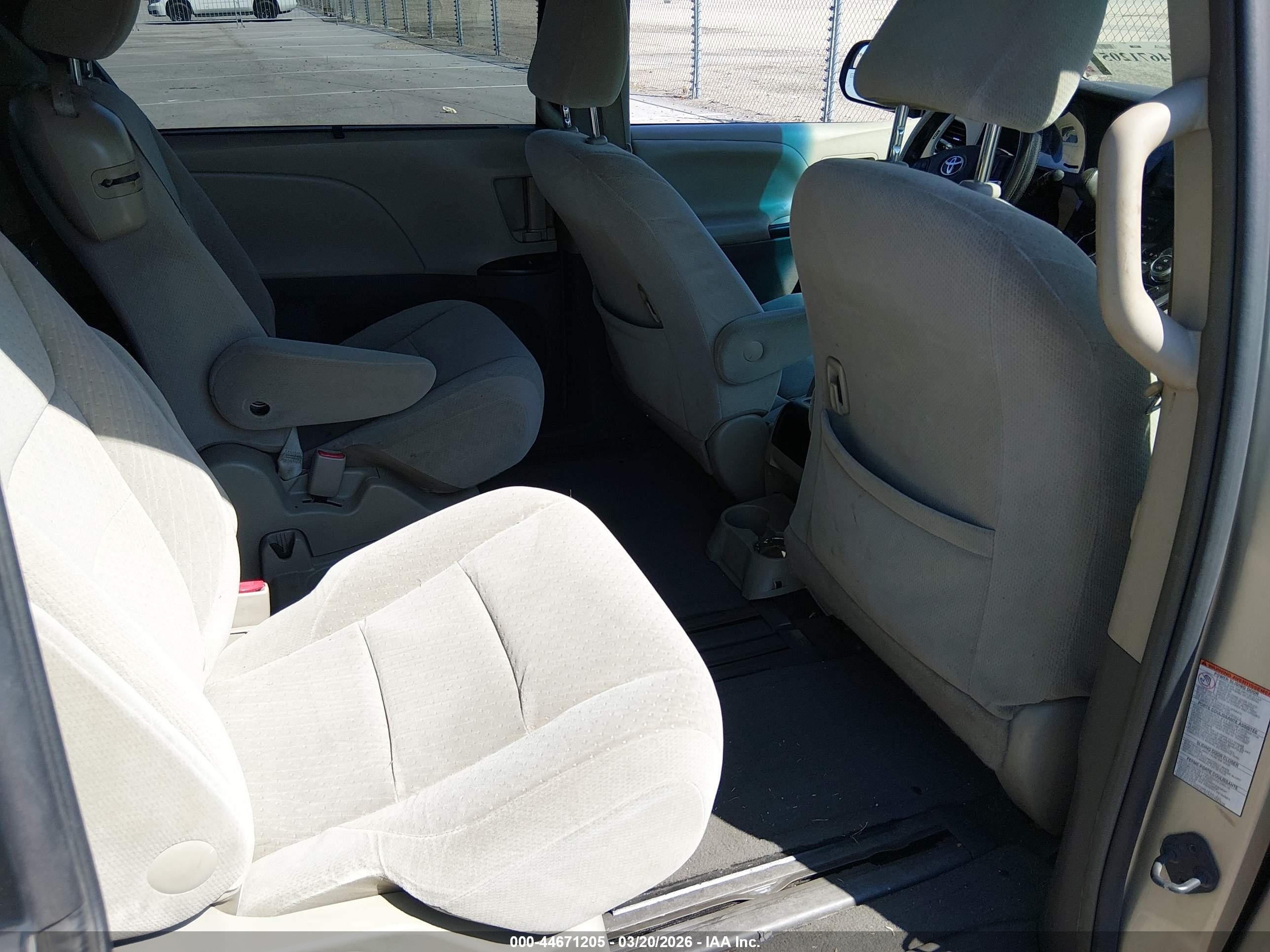 TOYOTA SIENNA image 8