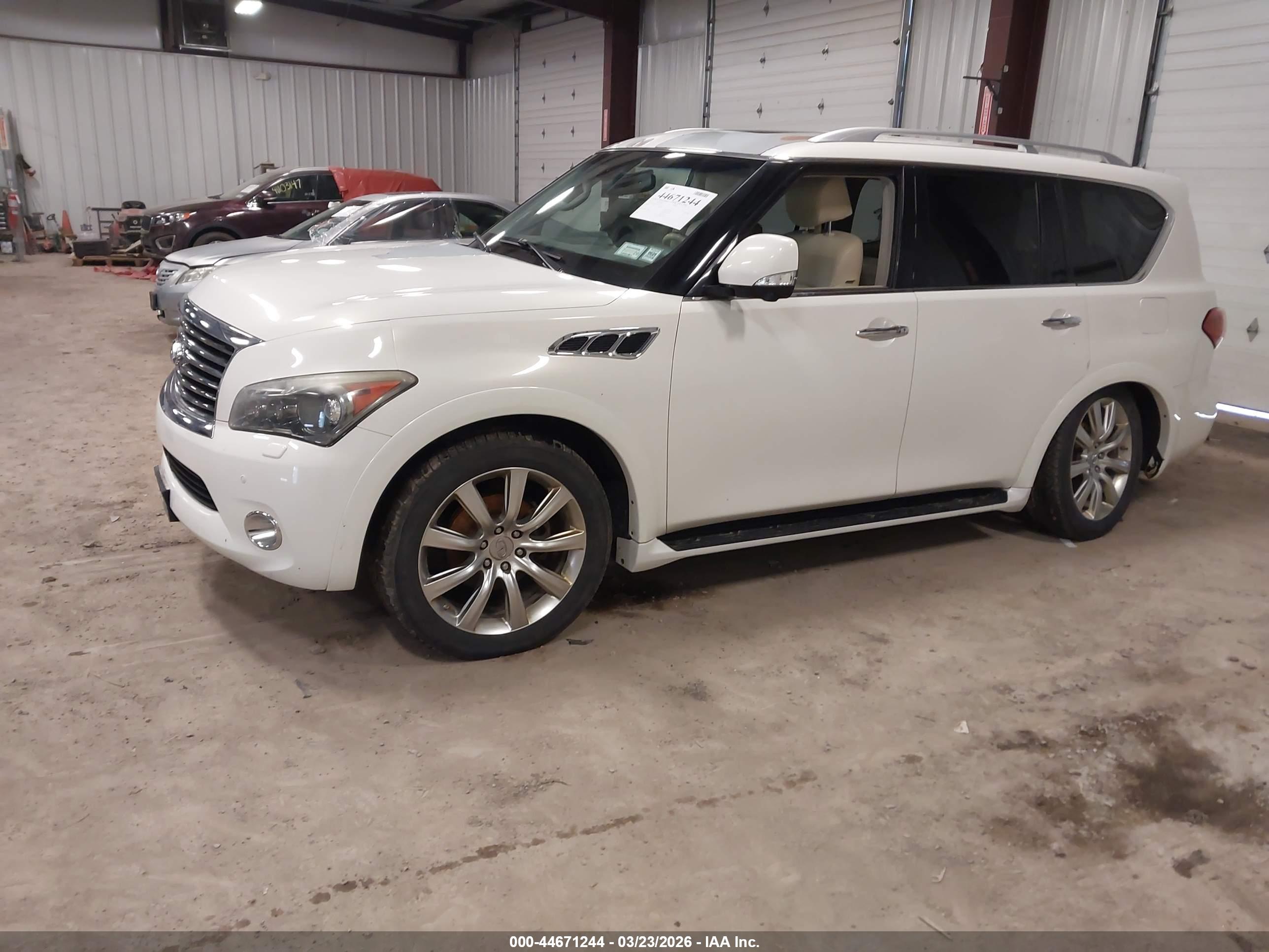 INFINITI QX56 image 2