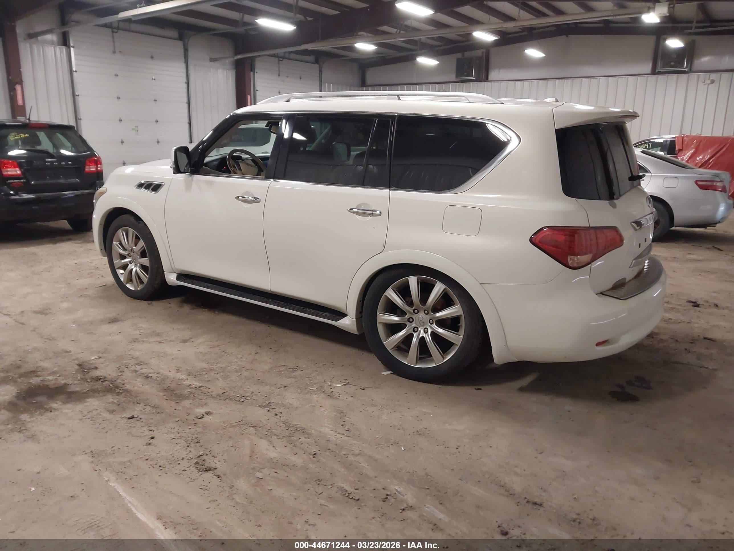 INFINITI QX56 image 3