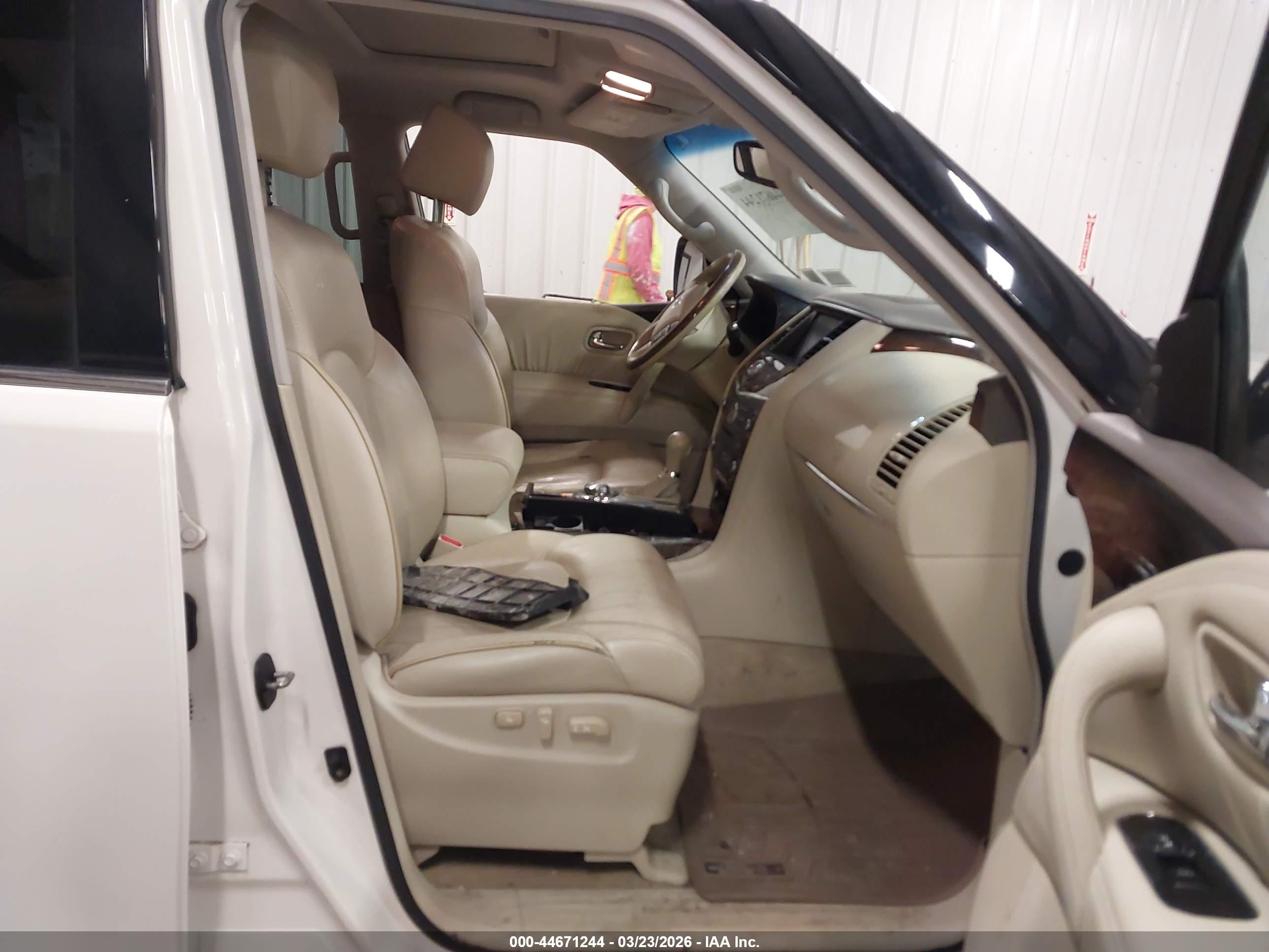 INFINITI QX56 image 5