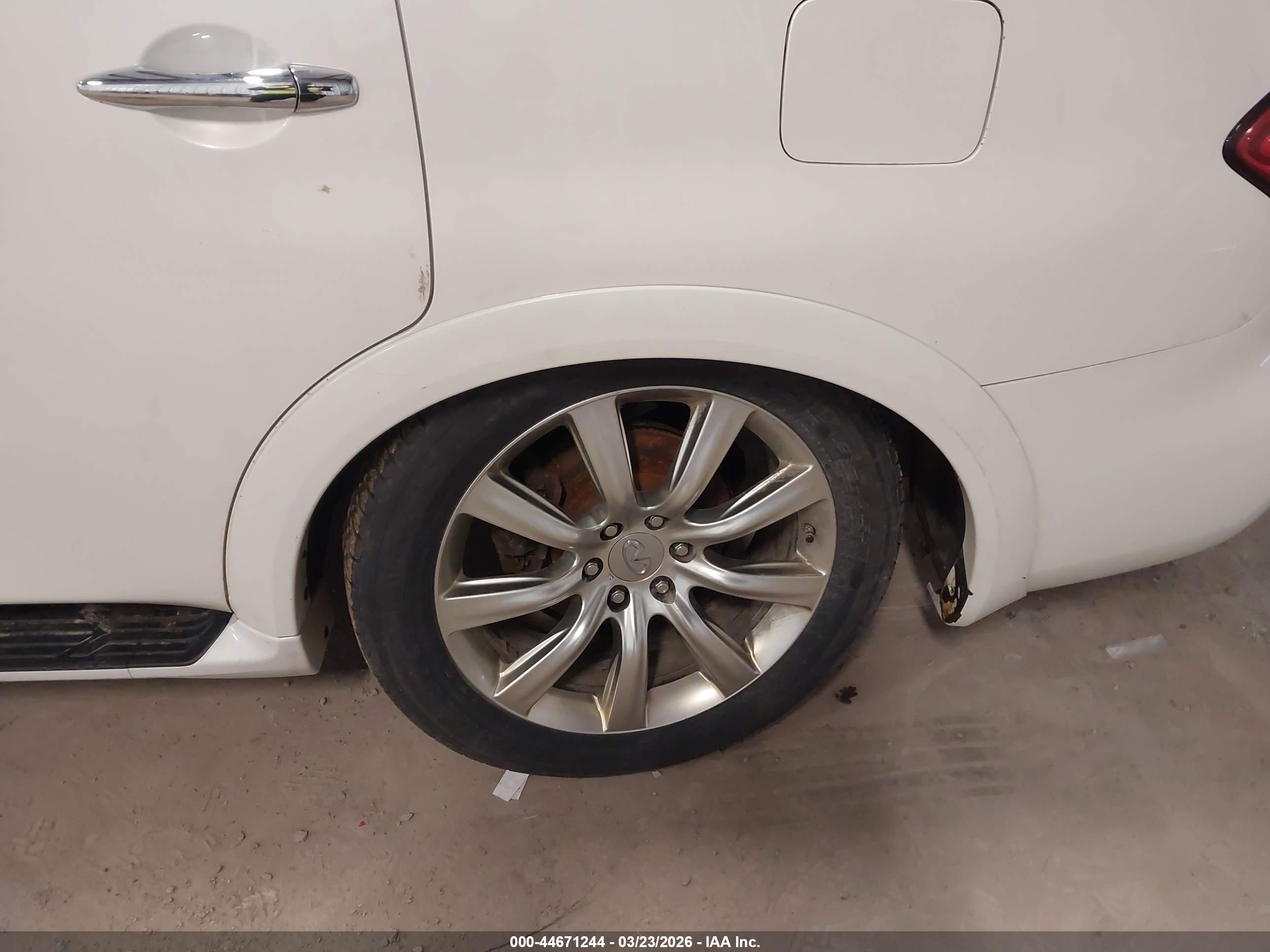 INFINITI QX56 image 6