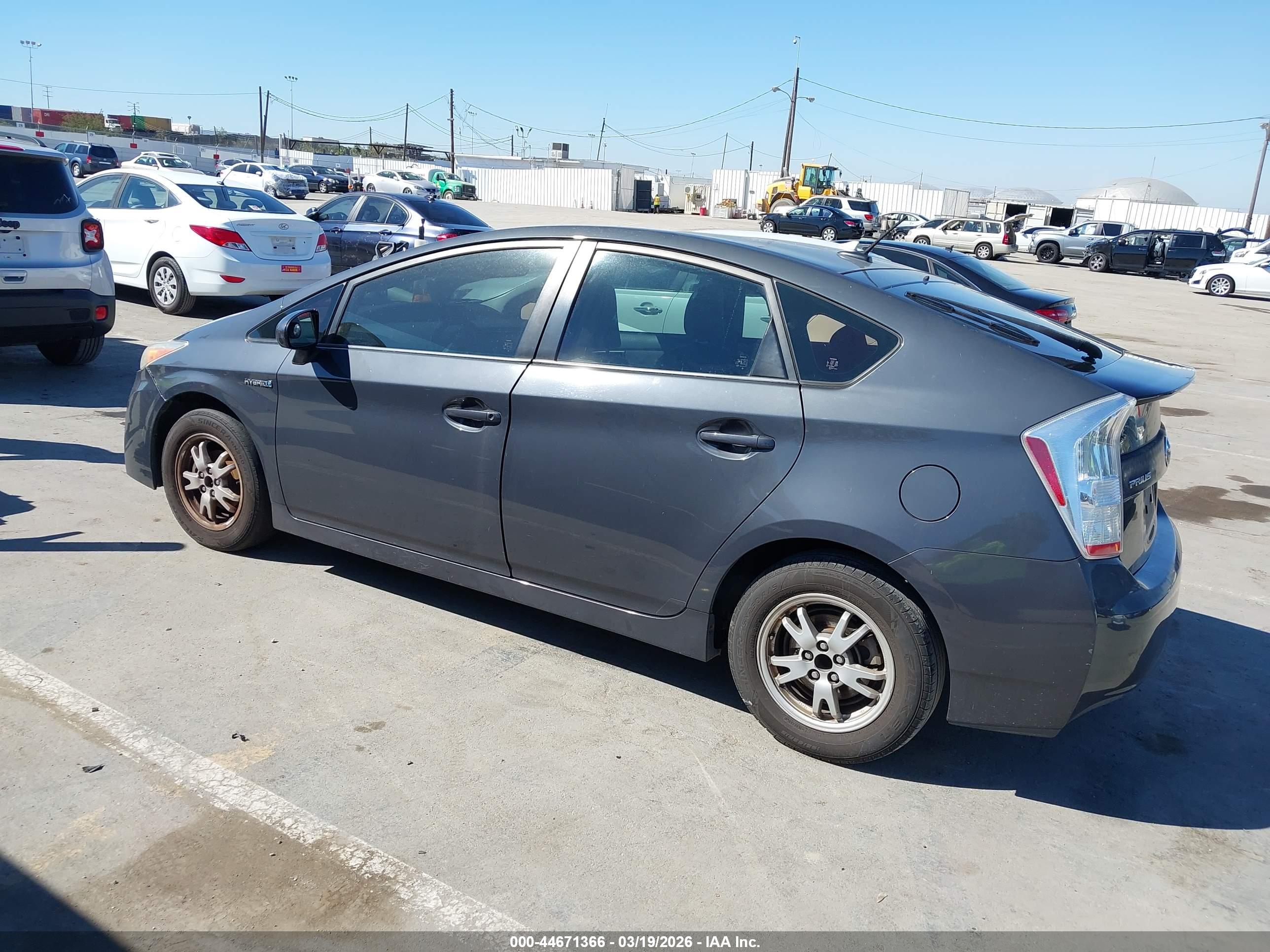 TOYOTA PRIUS image 3