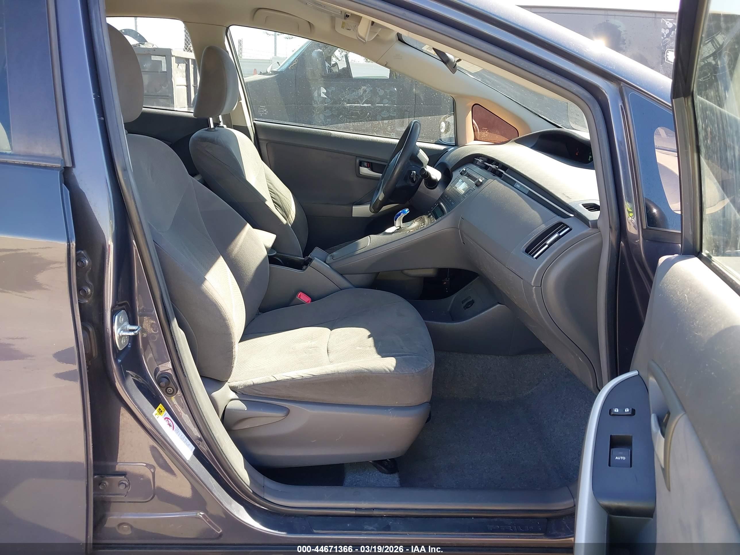 TOYOTA PRIUS image 5