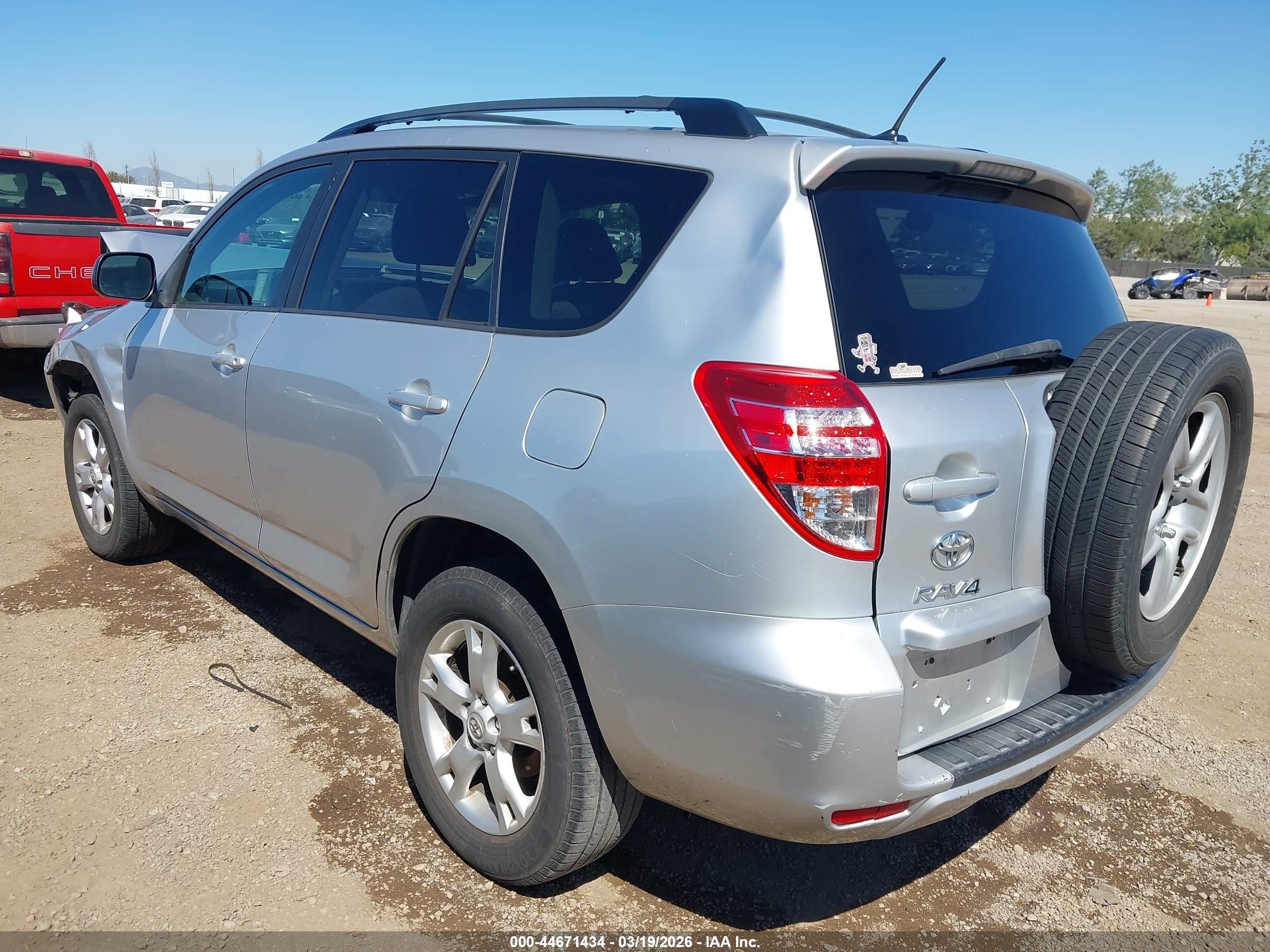 TOYOTA RAV4 image 3