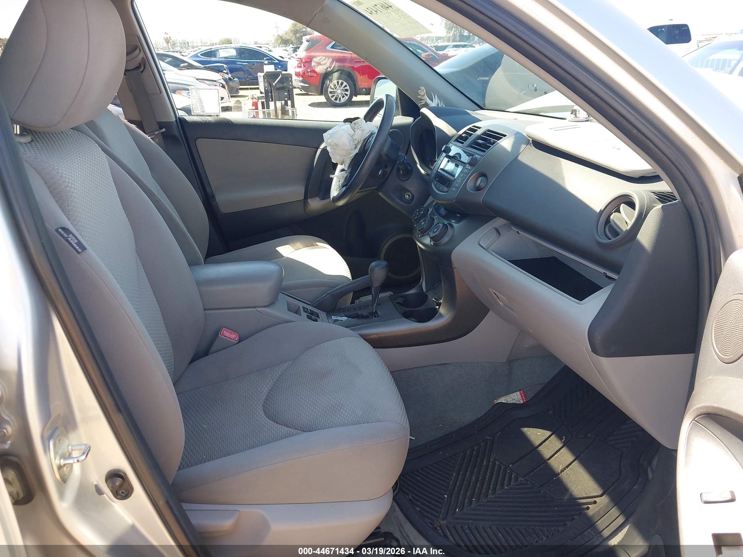 TOYOTA RAV4 image 5