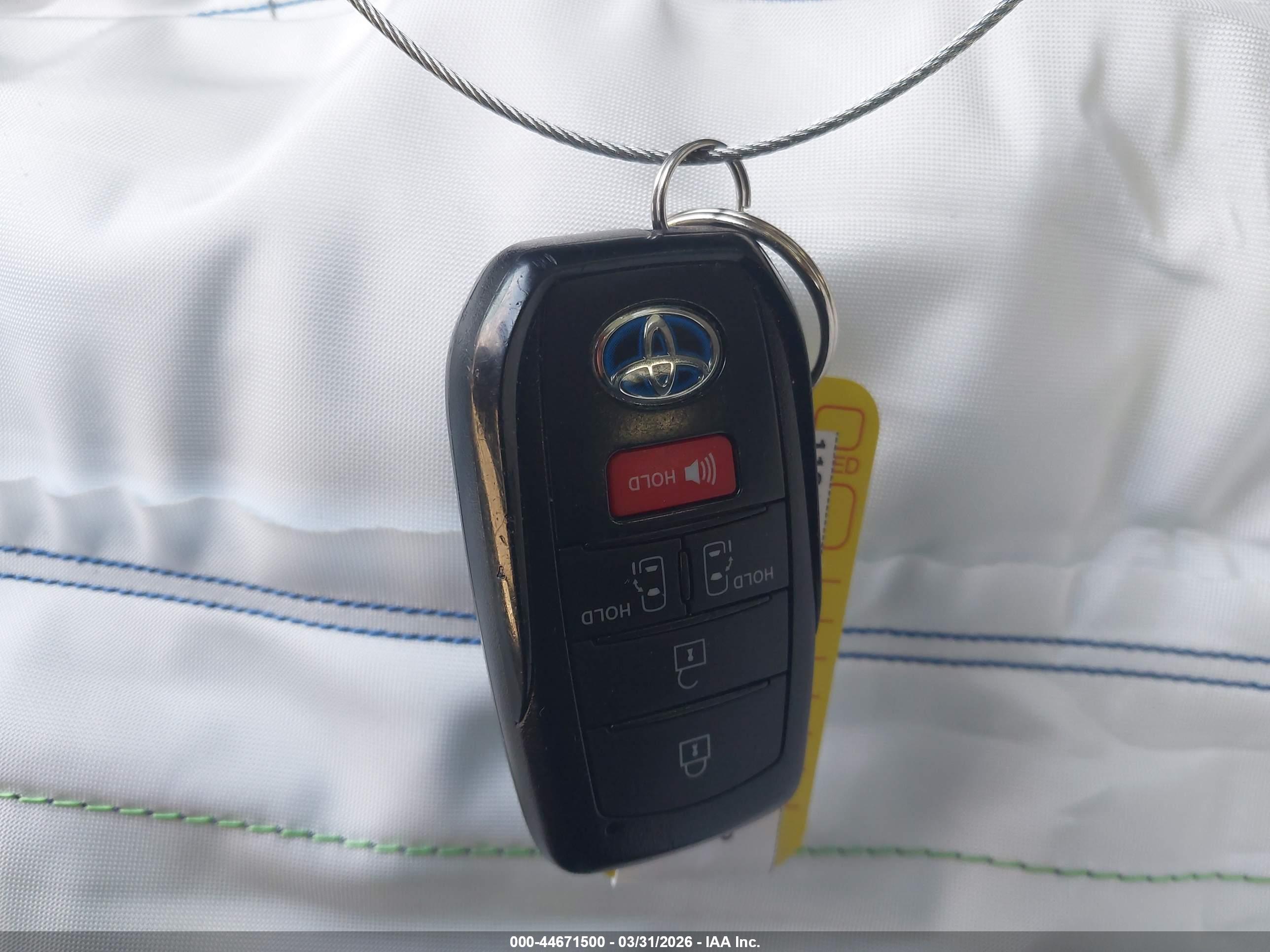 TOYOTA SIENNA image 11