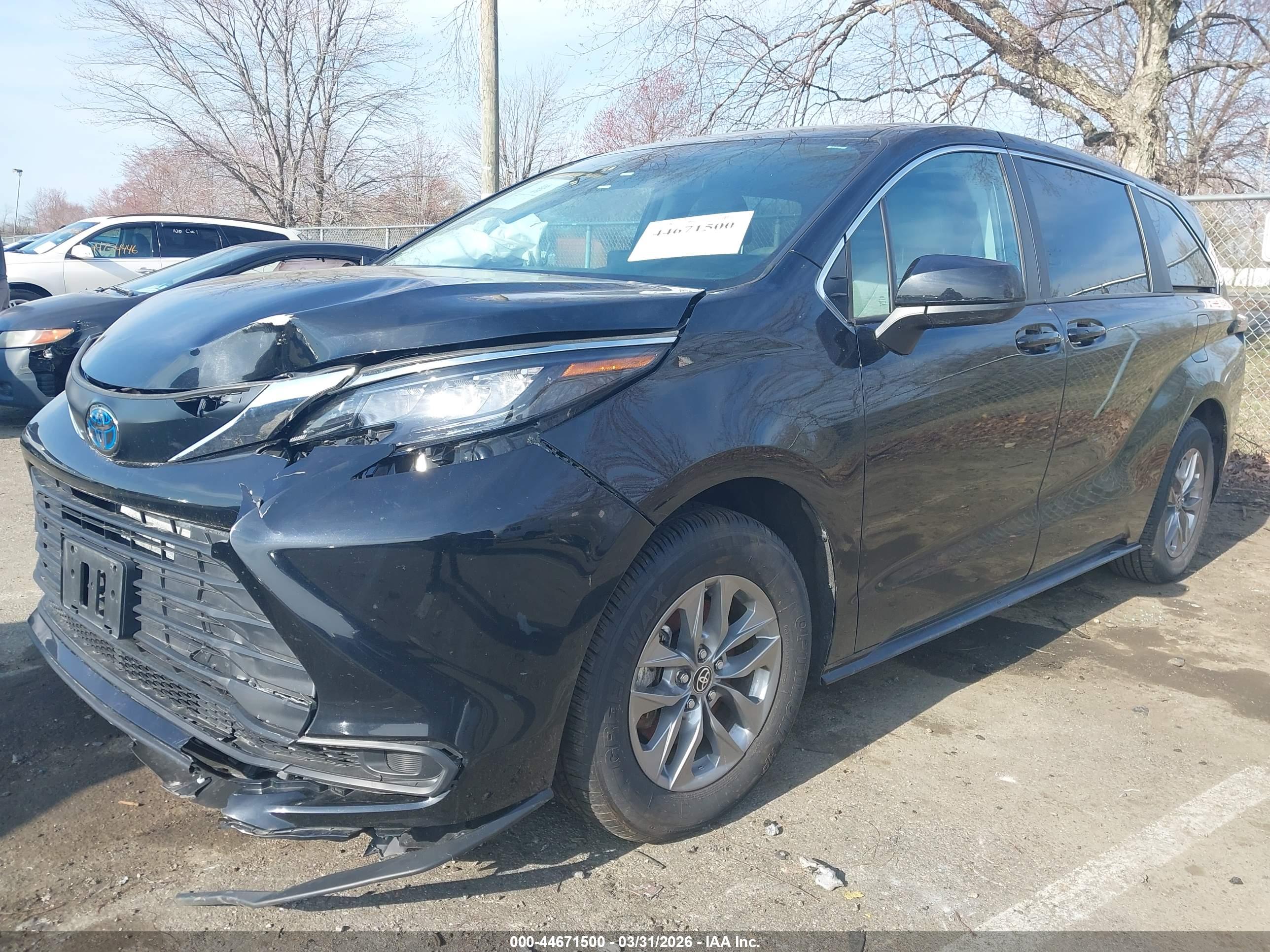 TOYOTA SIENNA image 2
