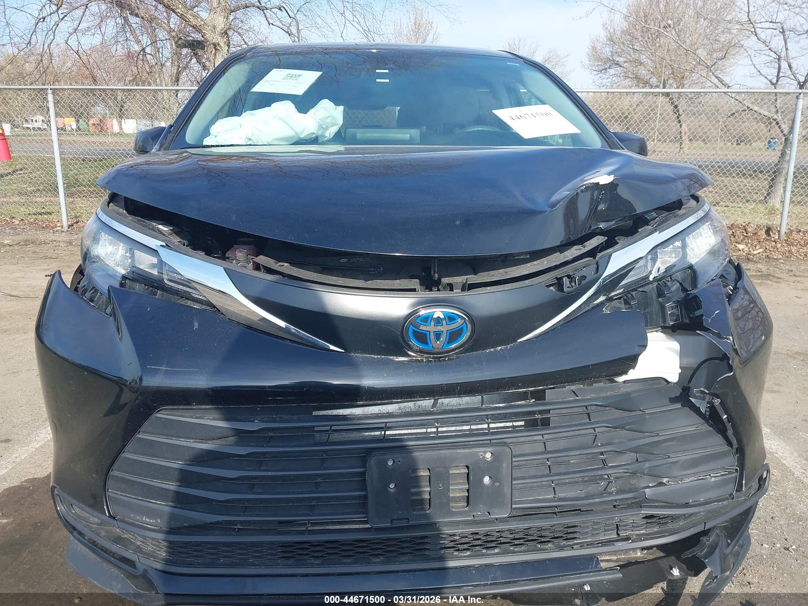 TOYOTA SIENNA image 6