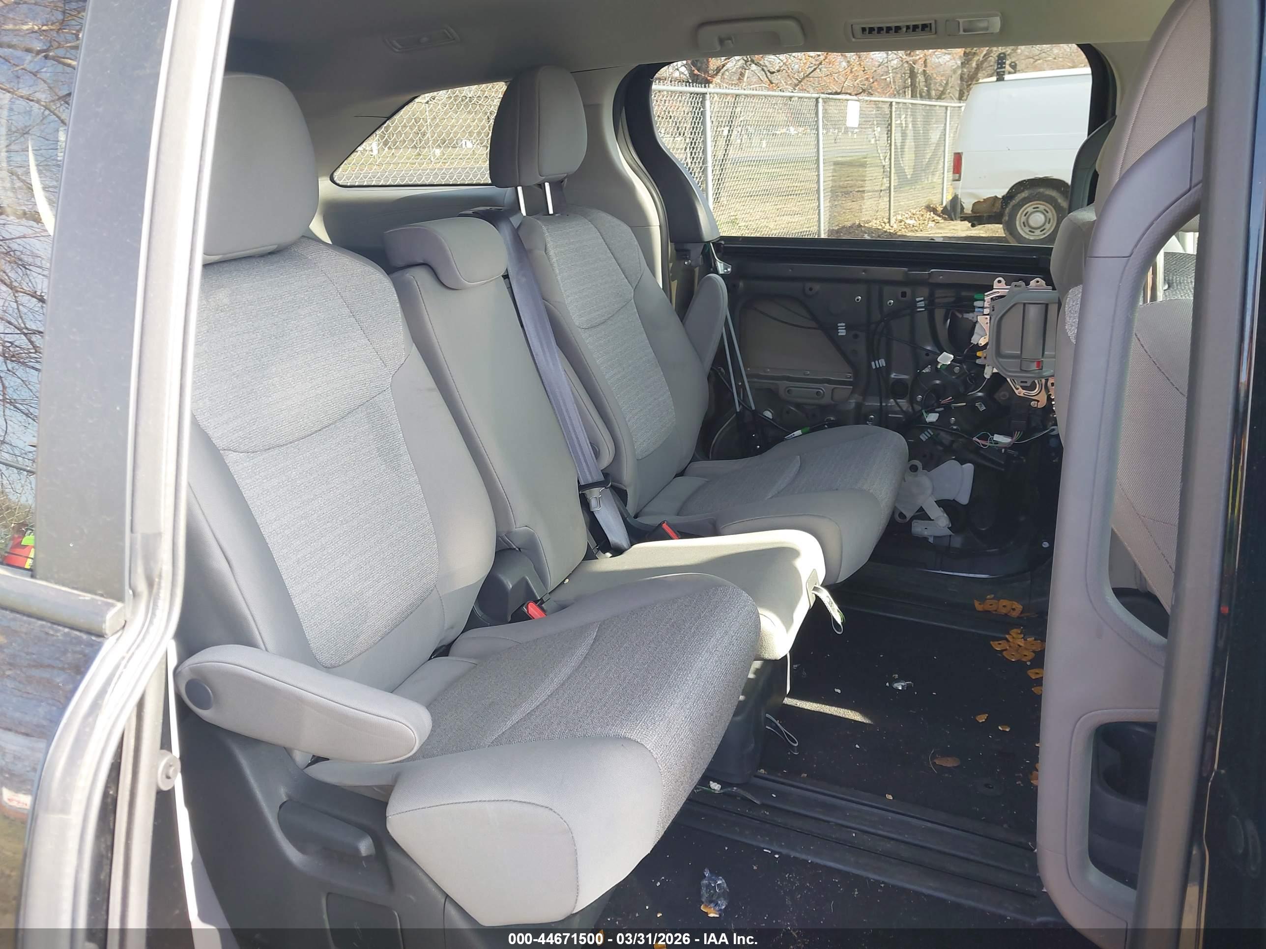 TOYOTA SIENNA image 8
