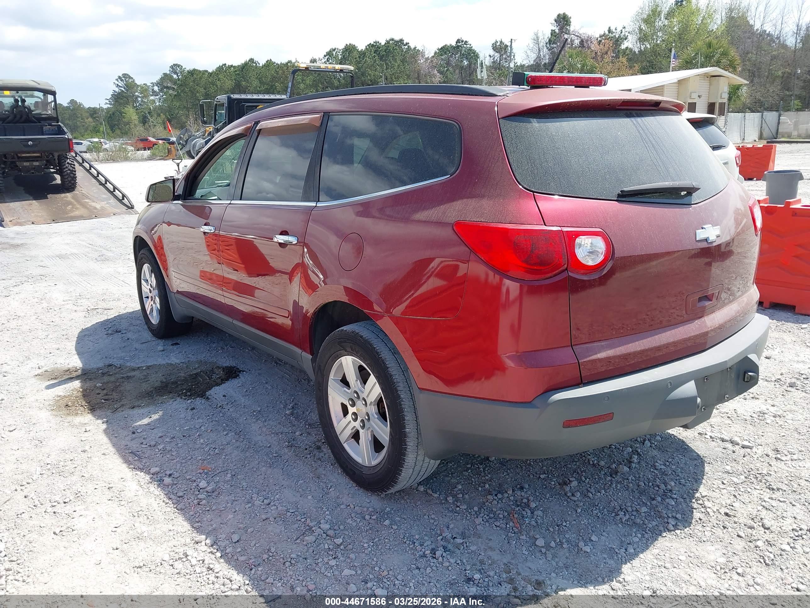 CHEVROLET TRAVERSE image 3