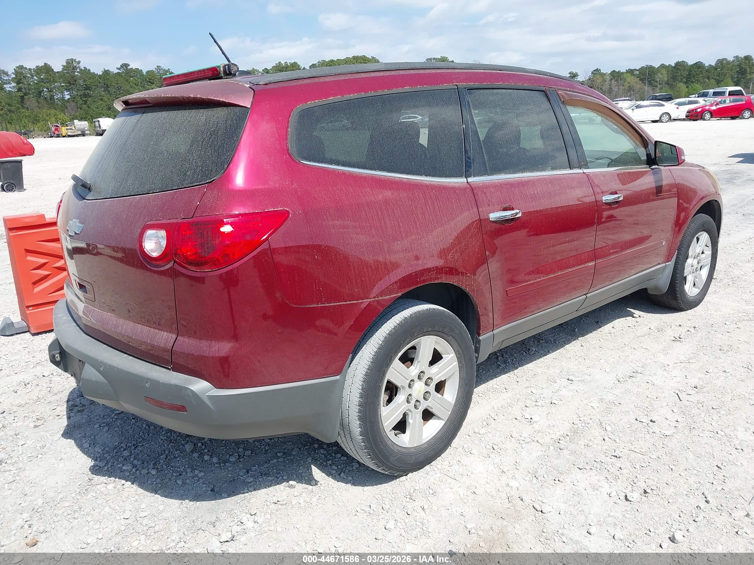 CHEVROLET TRAVERSE image 4