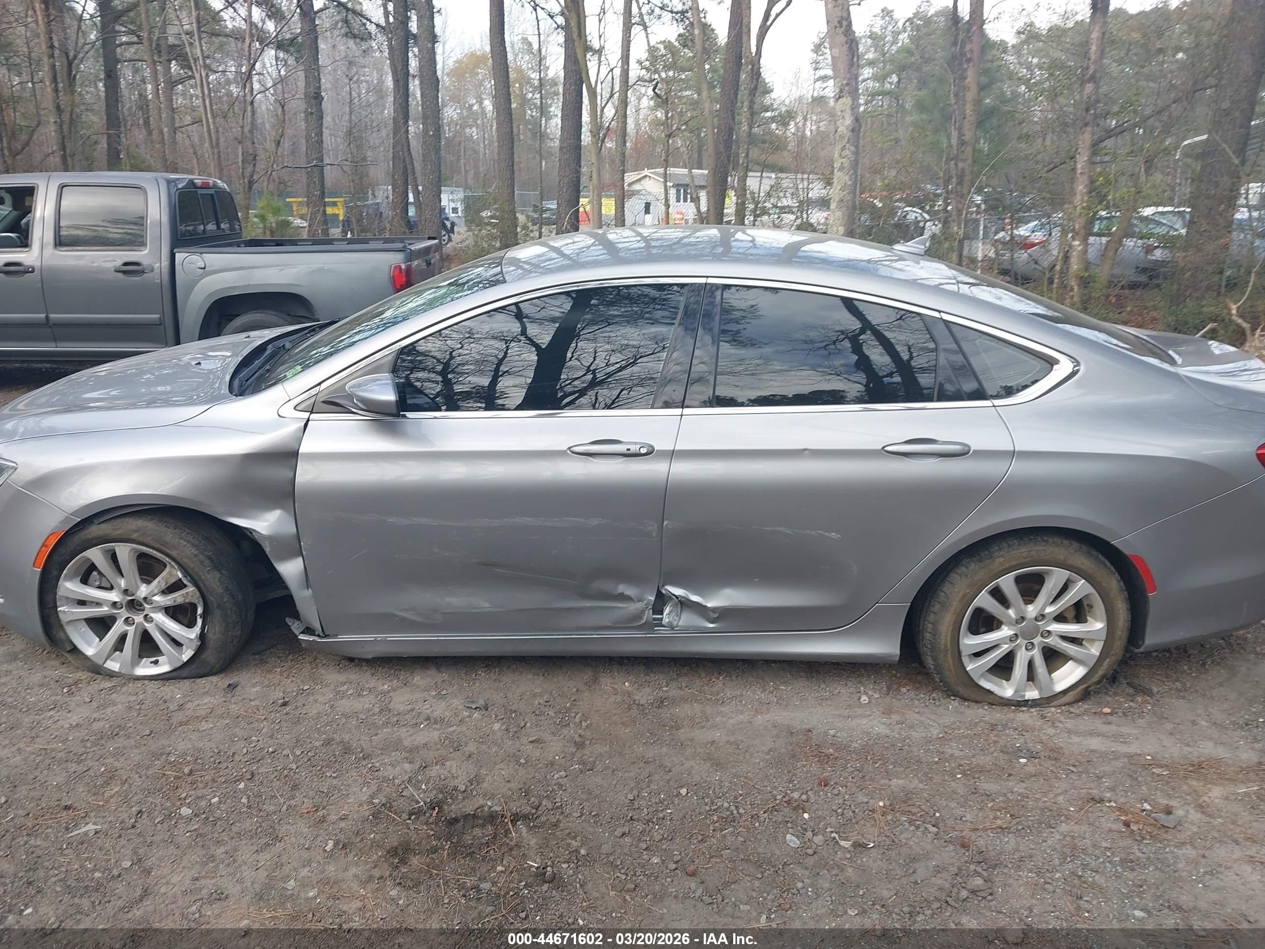 CHRYSLER 200 image 6