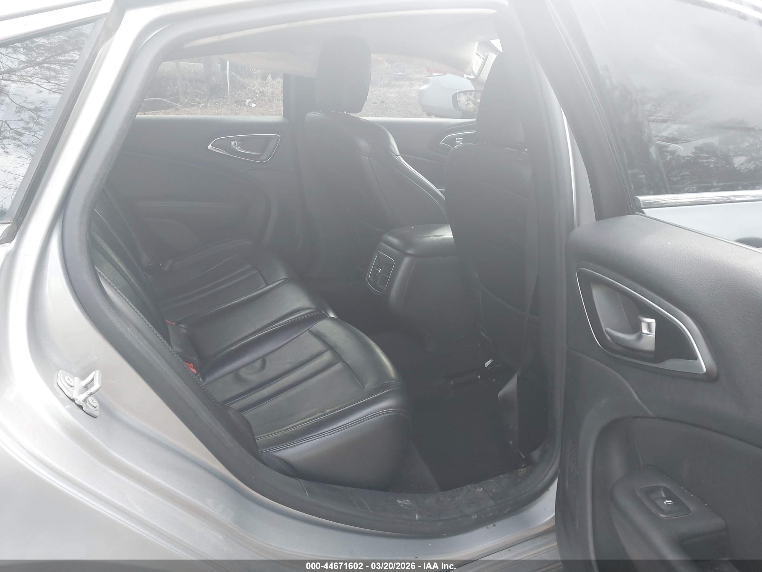 CHRYSLER 200 image 8