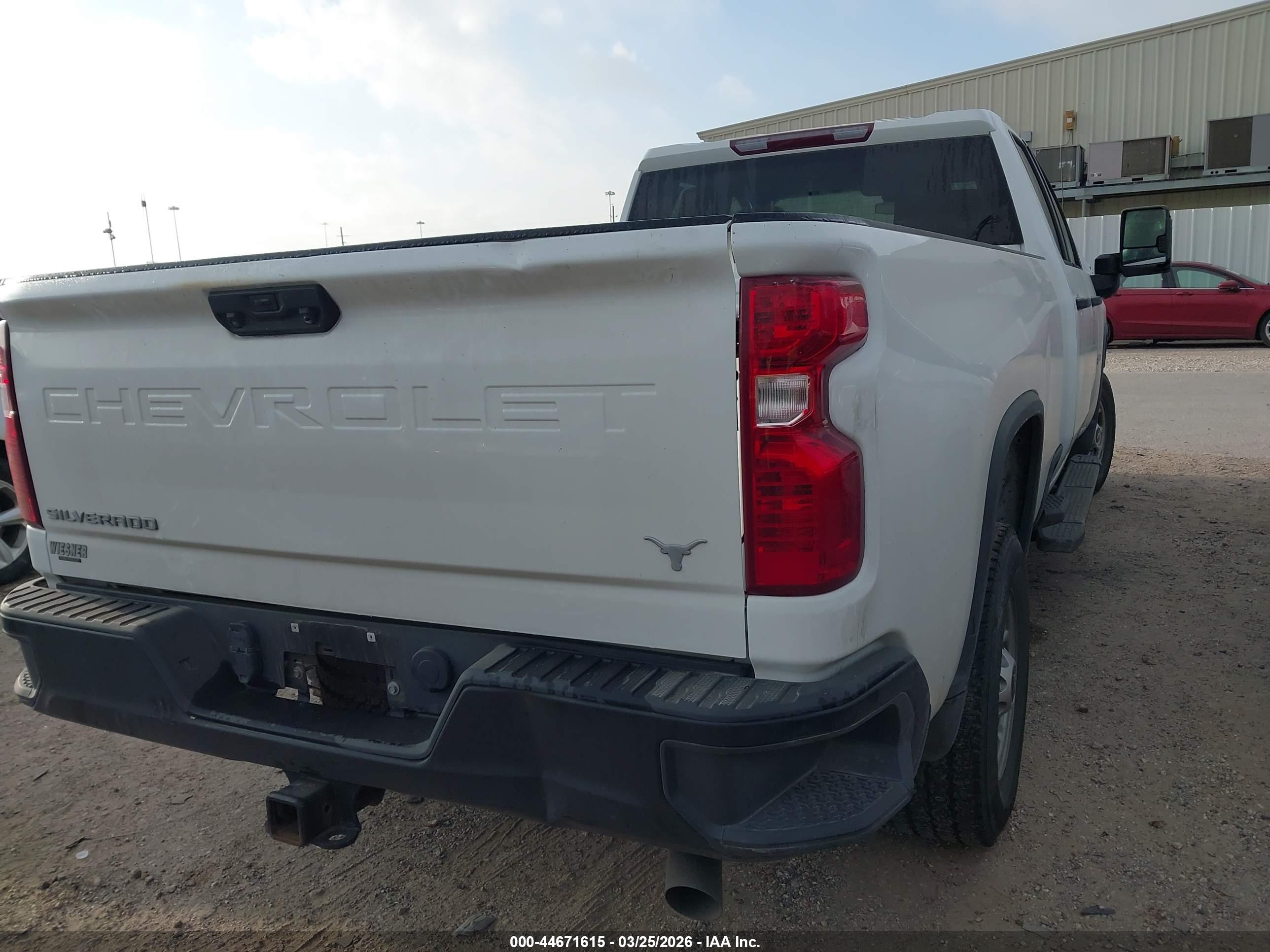 CHEVROLET SILVERADO image 4