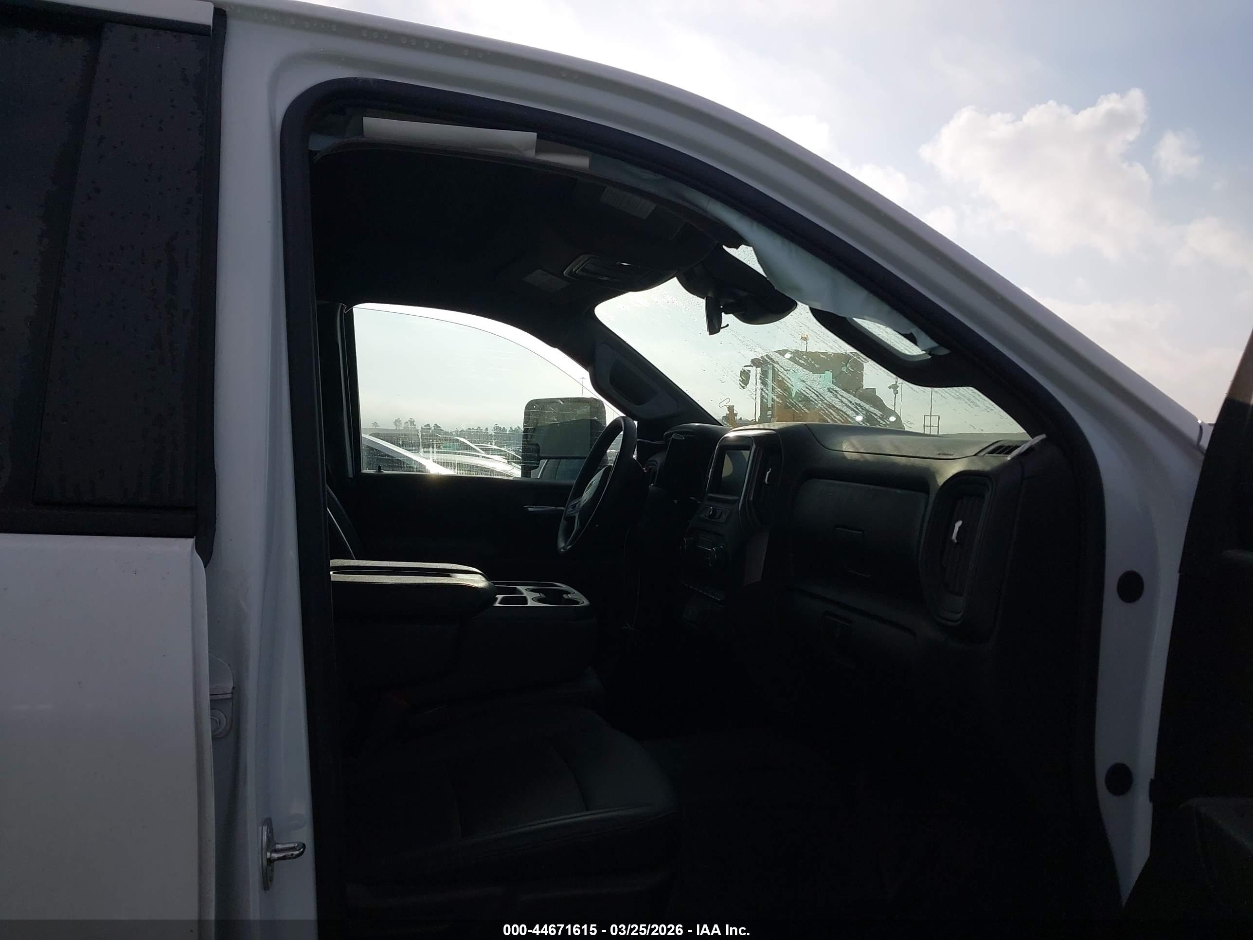 CHEVROLET SILVERADO image 8