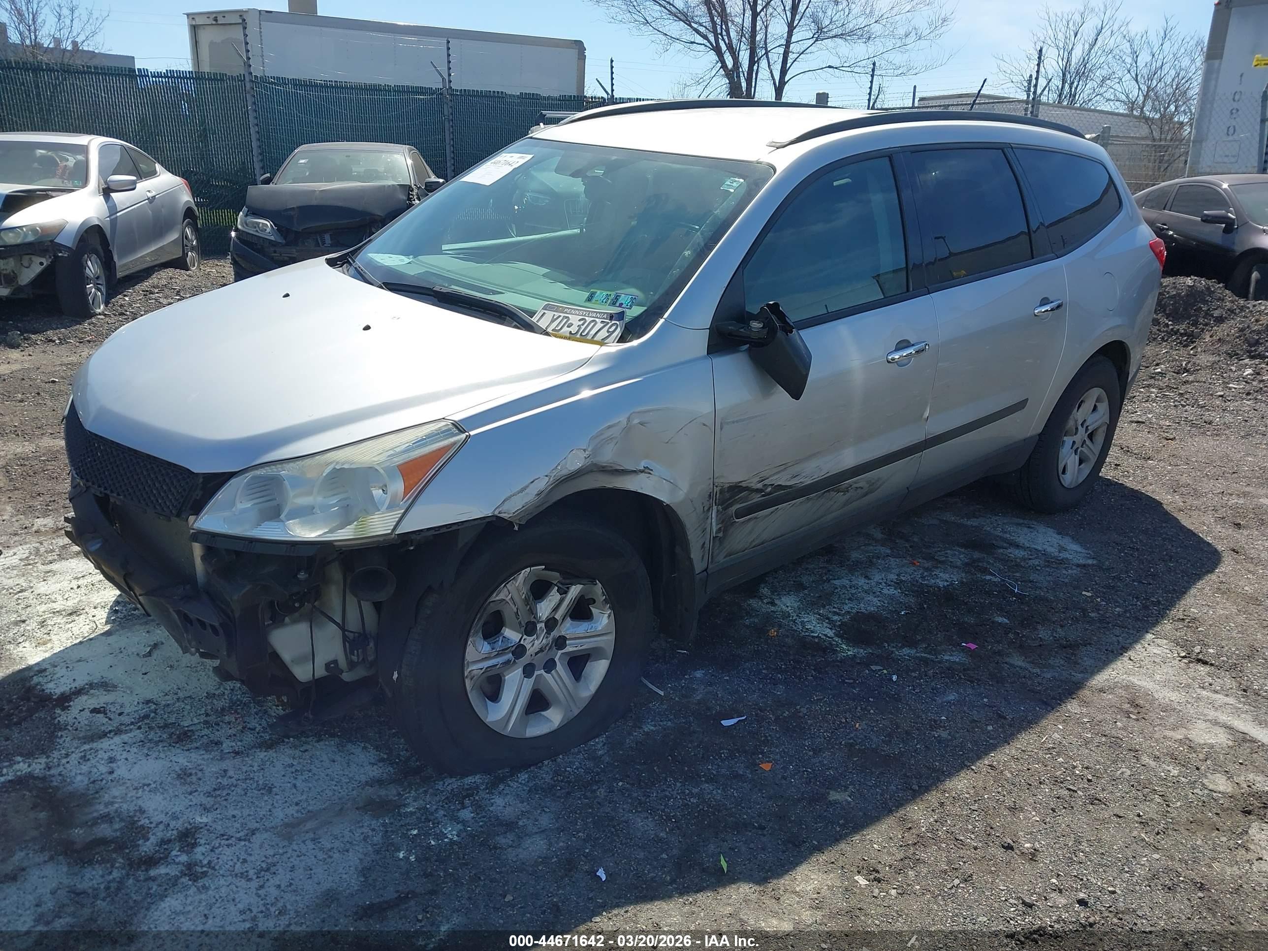 CHEVROLET TRAVERSE image 2
