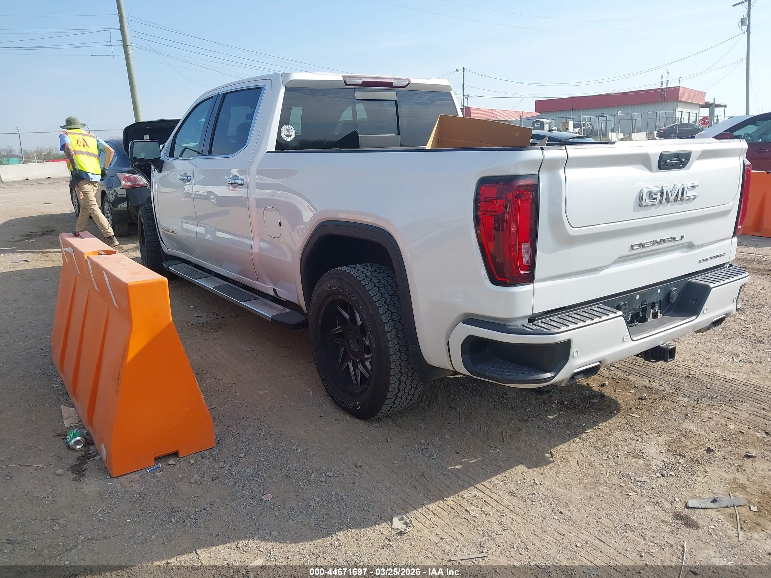 GMC SIERRA image 3