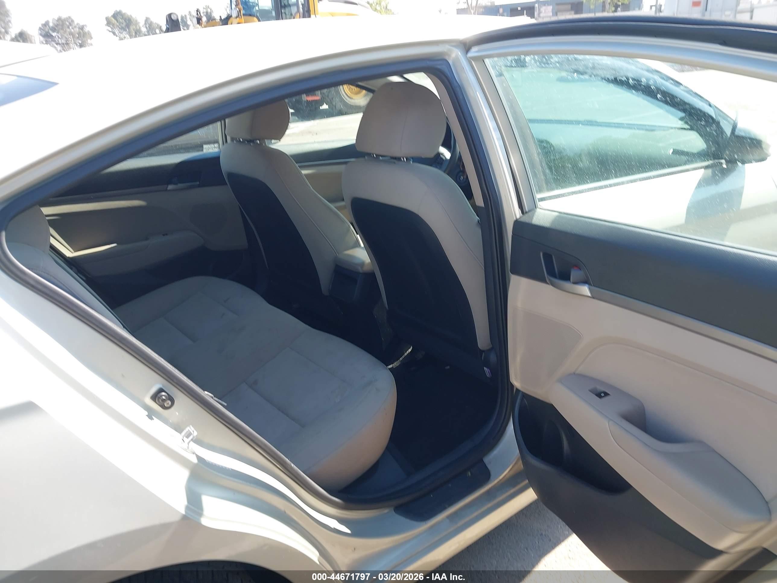 HYUNDAI ELANTRA image 8