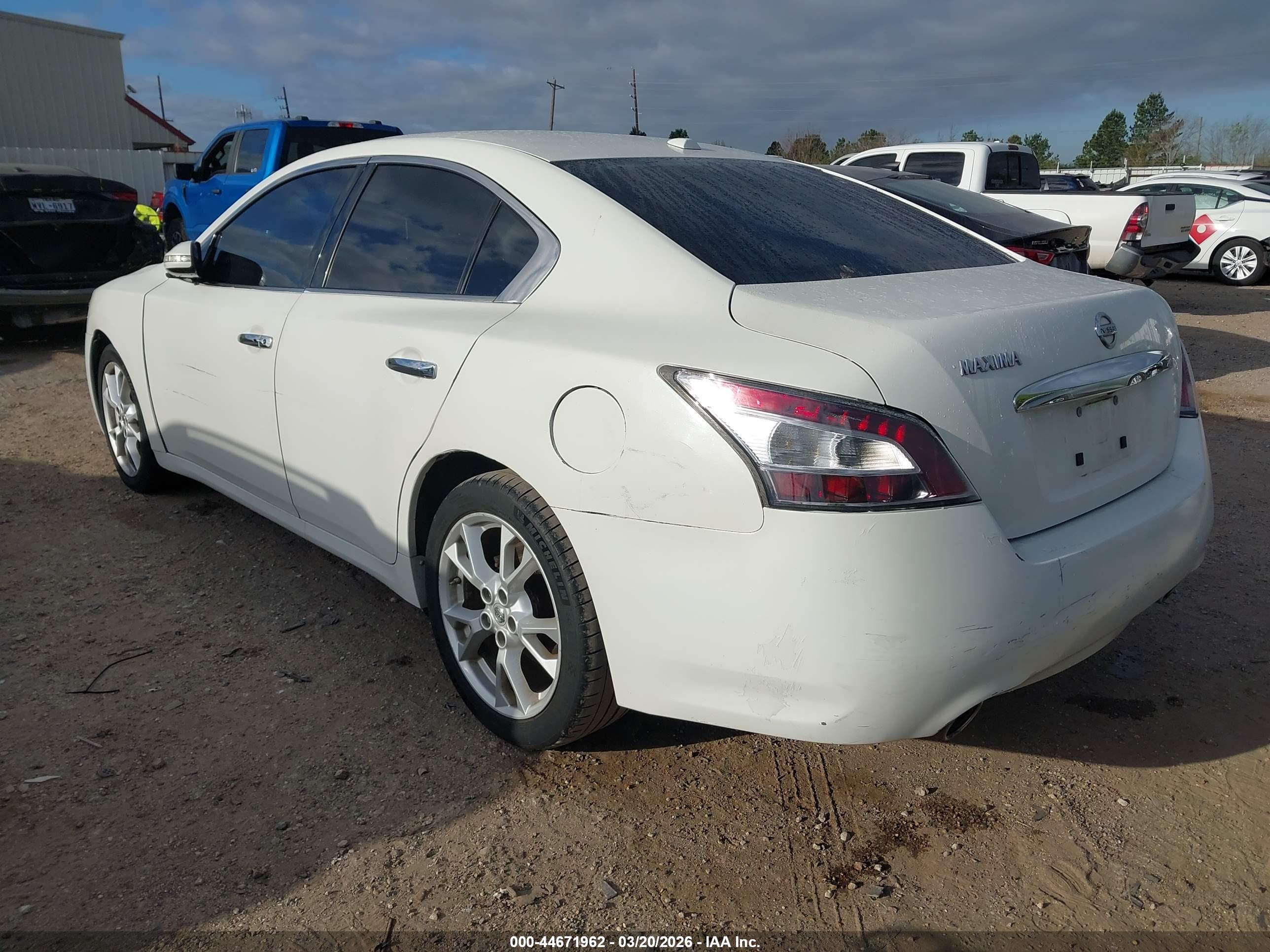 NISSAN MAXIMA image 3