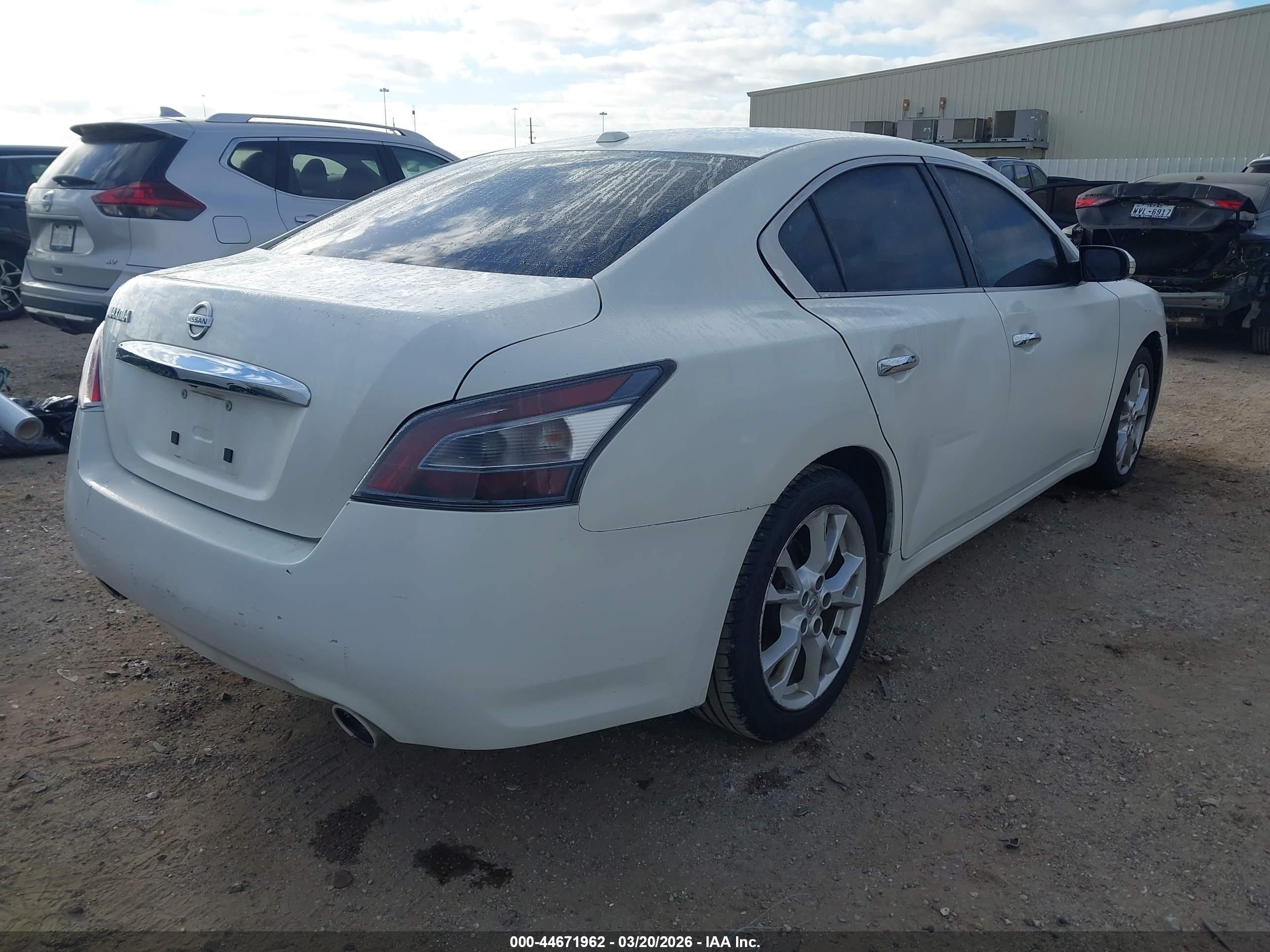 NISSAN MAXIMA image 4