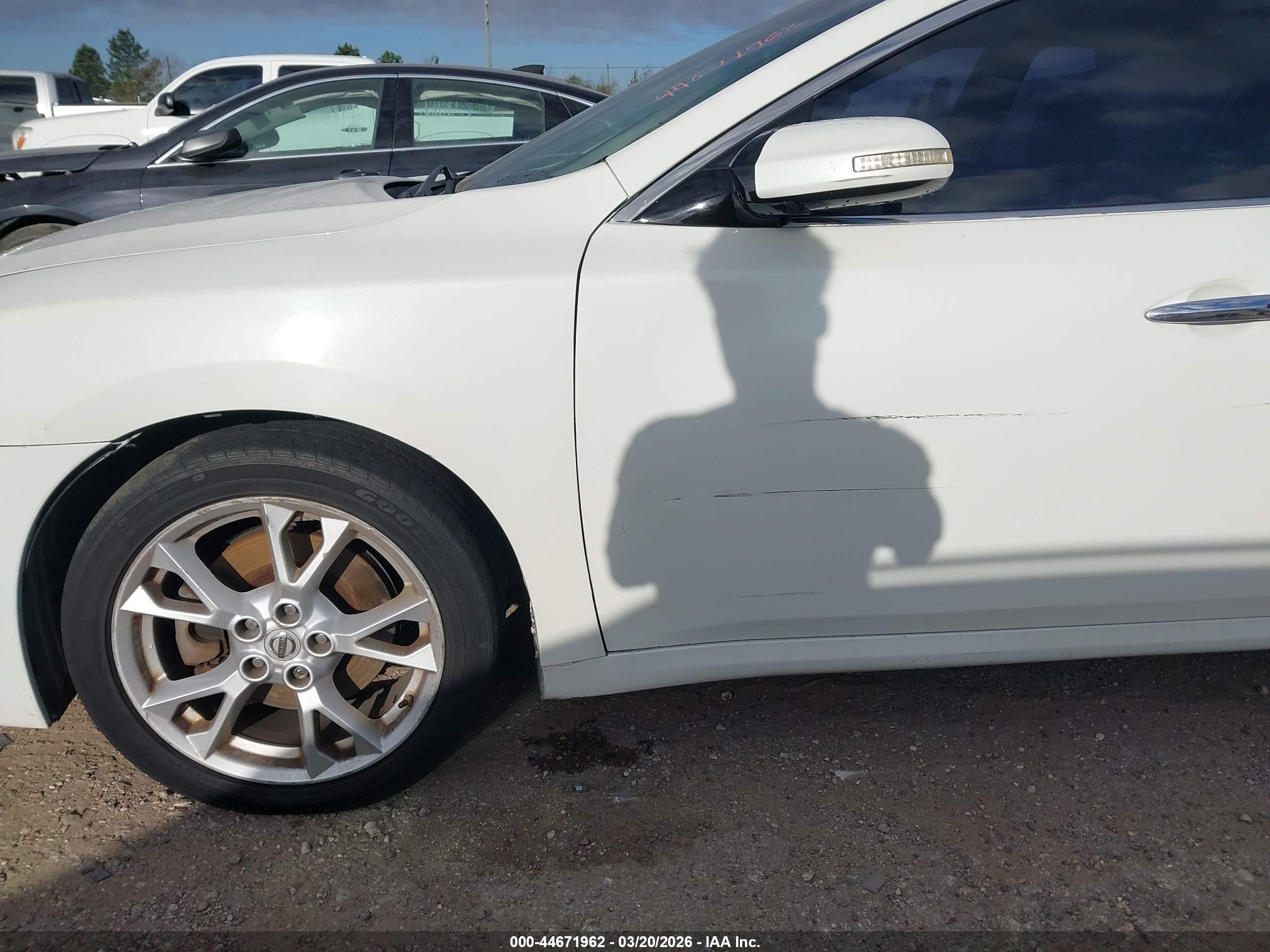 NISSAN MAXIMA image 6