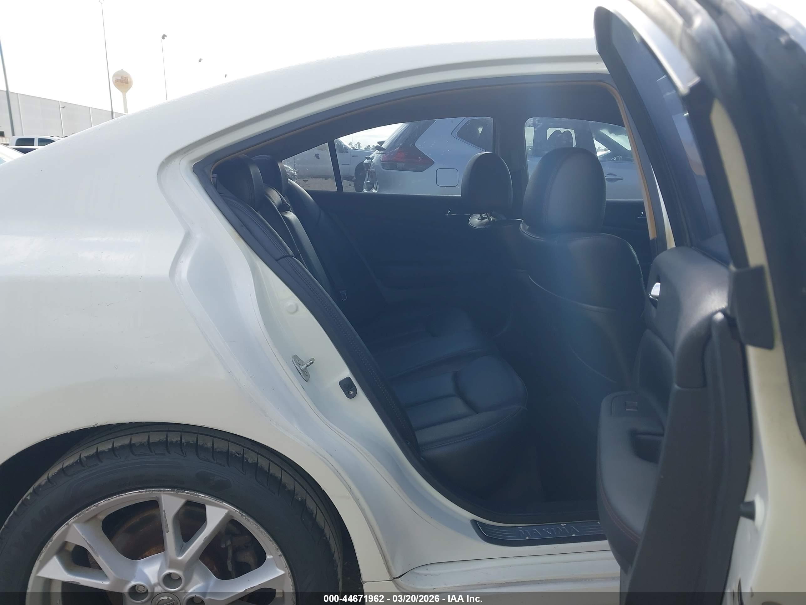 NISSAN MAXIMA image 8