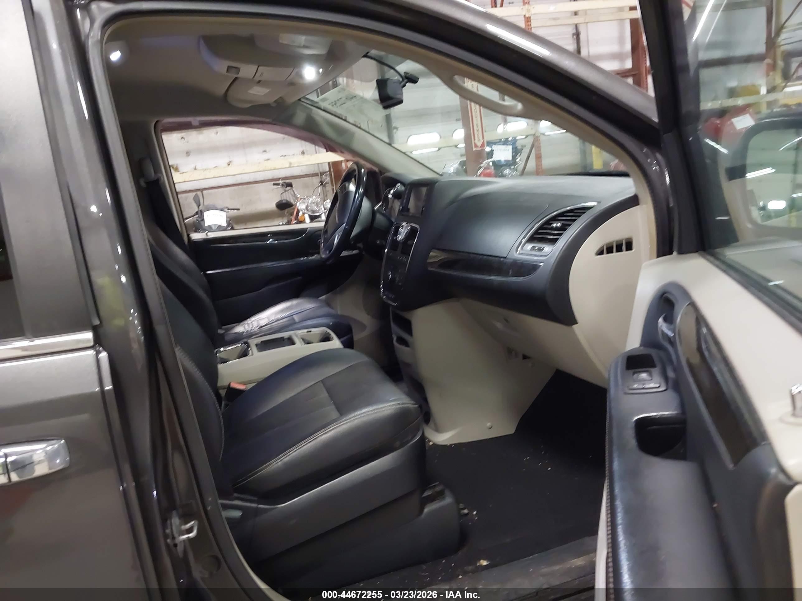 CHRYSLER TOWN image 5