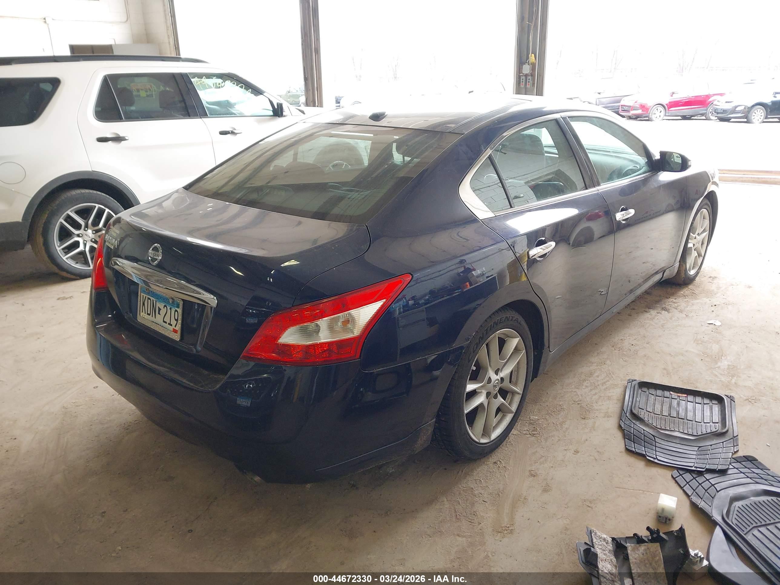NISSAN MAXIMA image 4