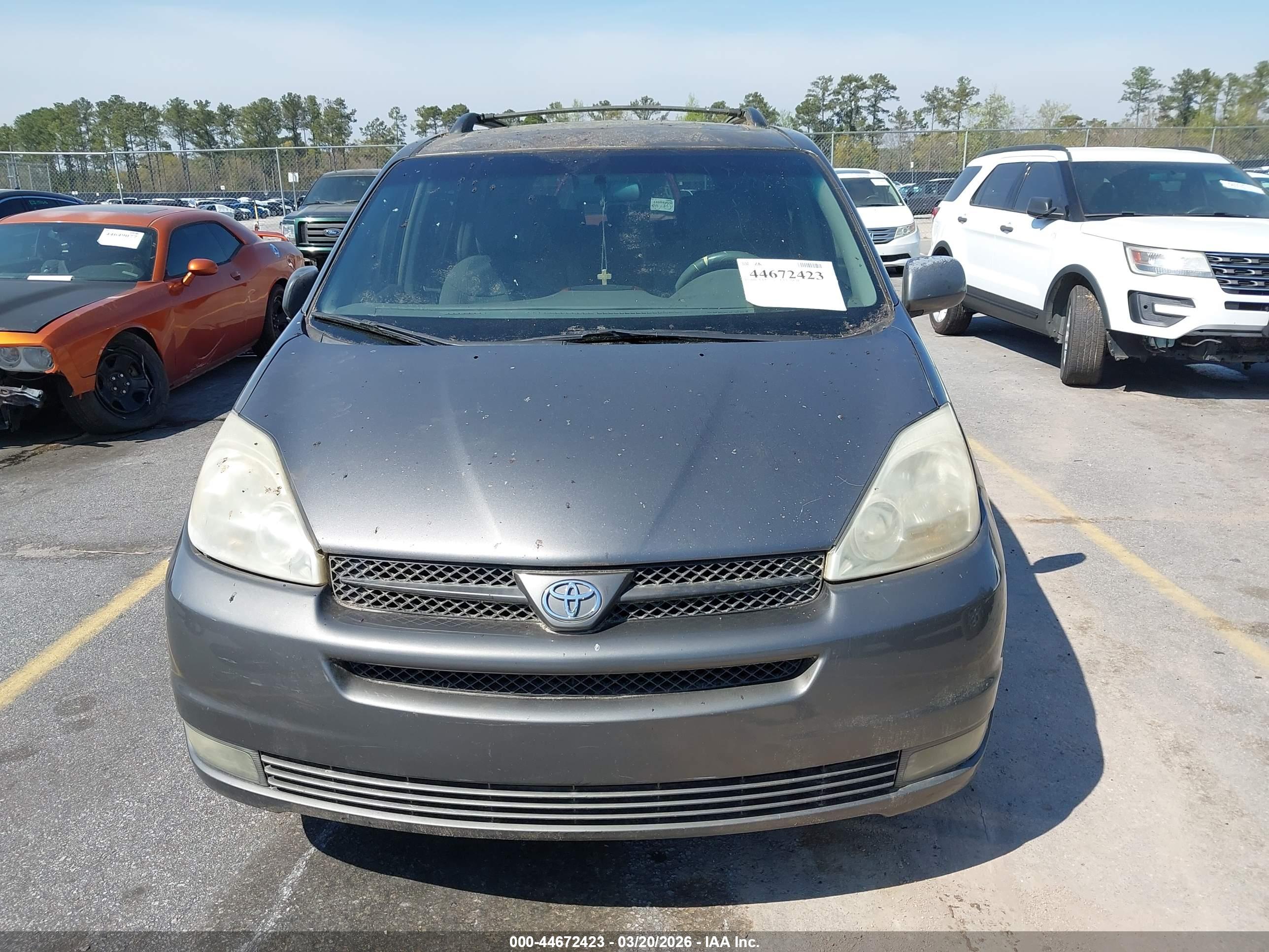 TOYOTA SIENNA image 6