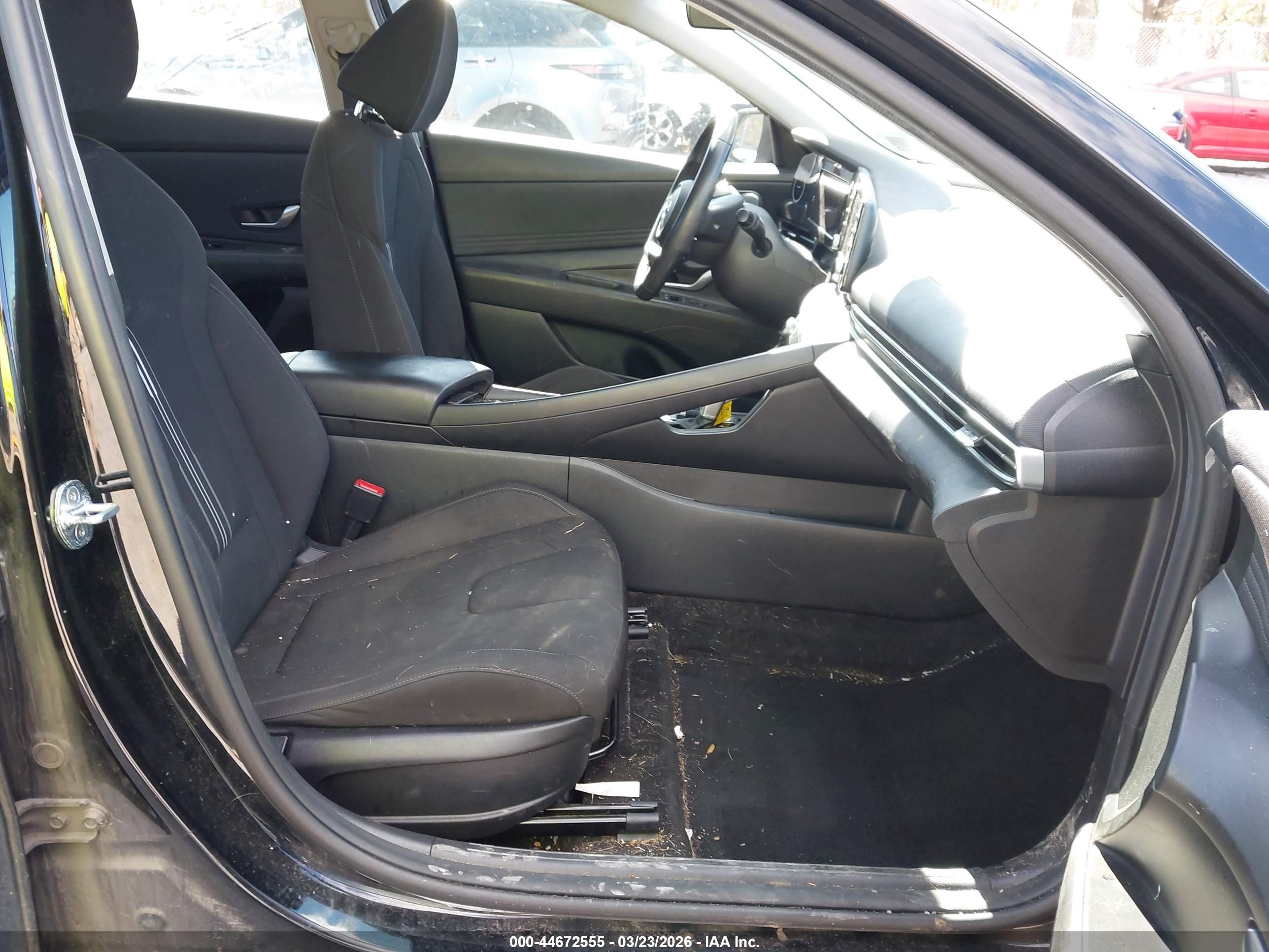 HYUNDAI ELANTRA image 5