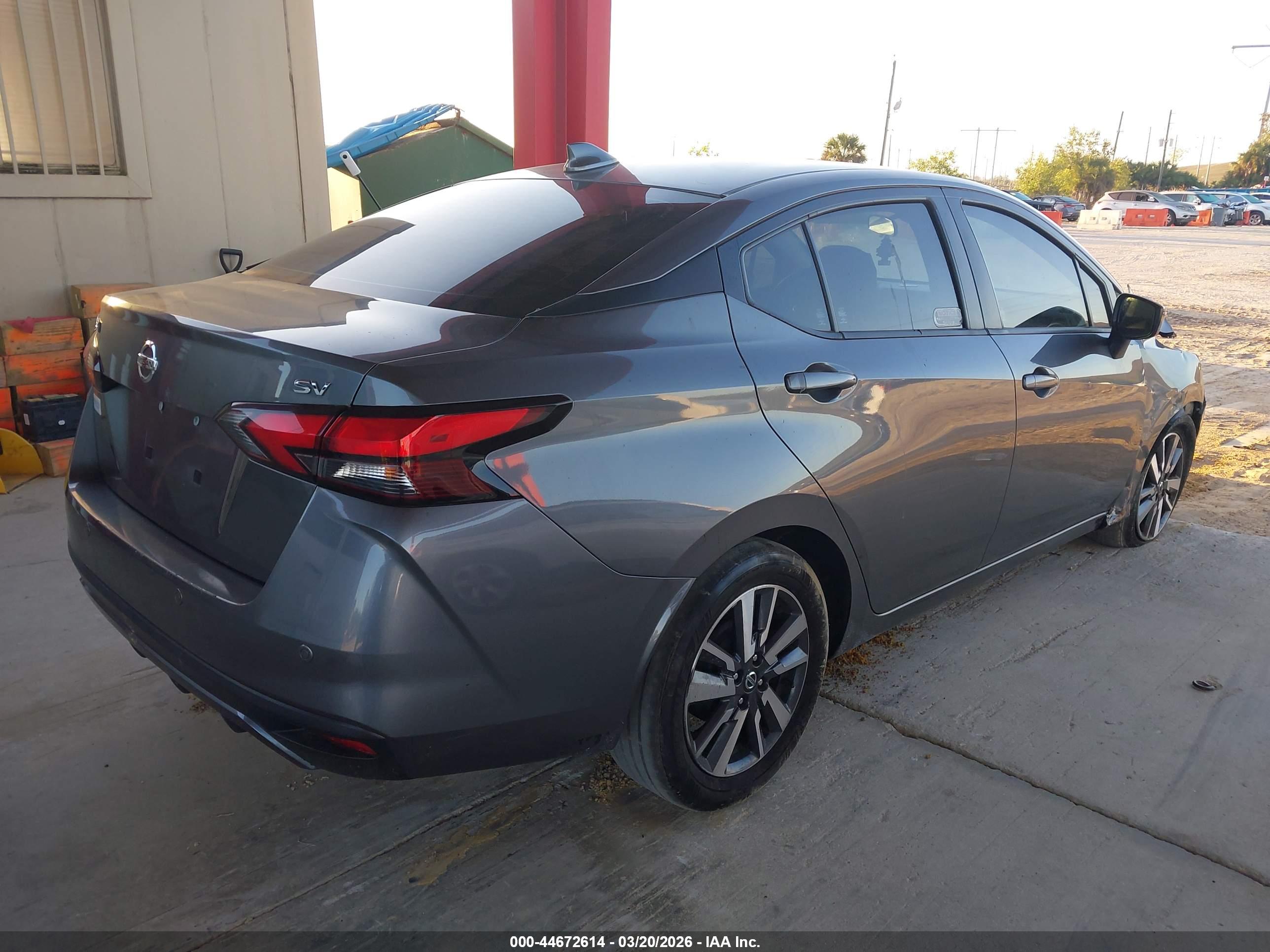 NISSAN VERSA image 4