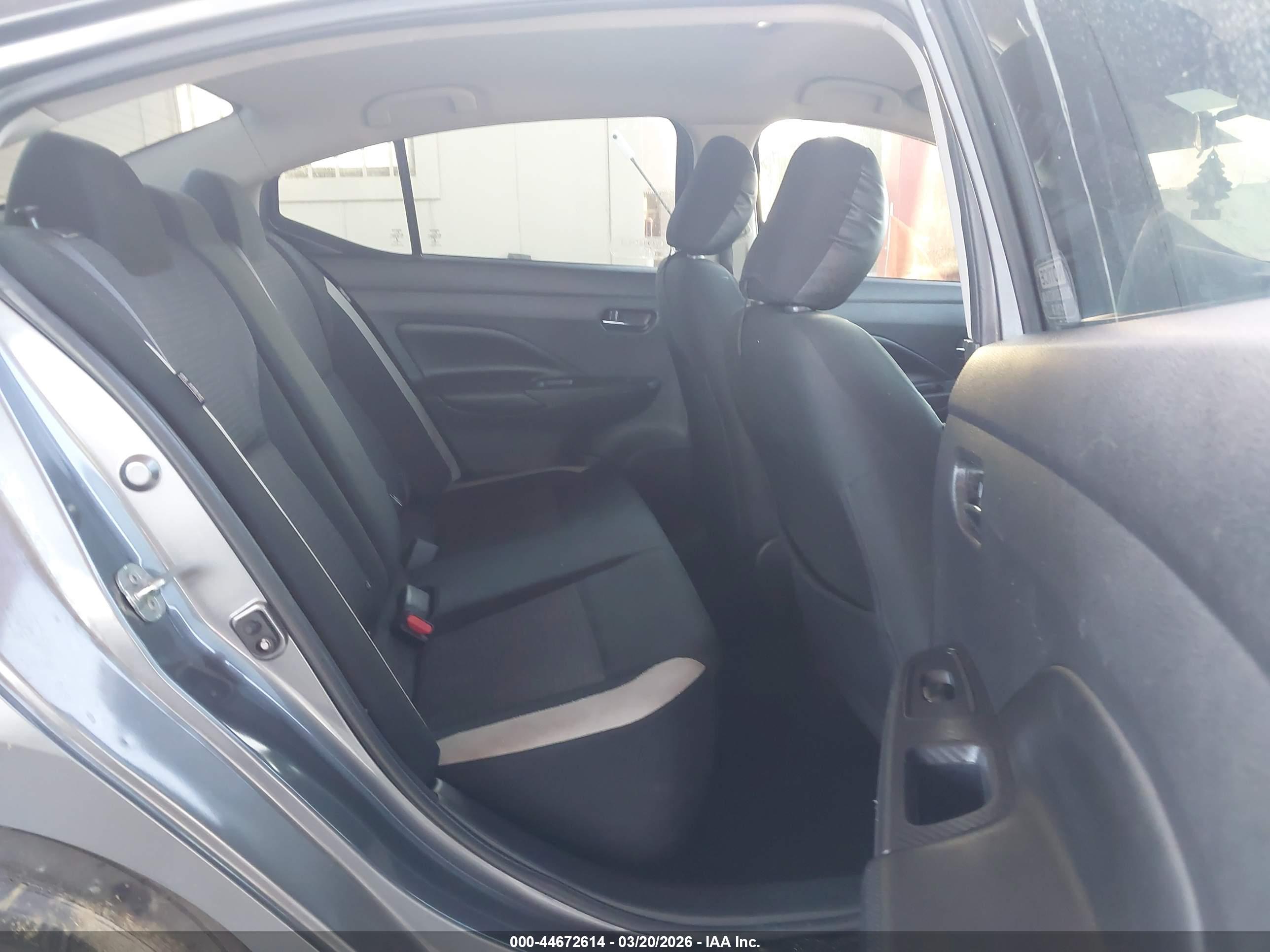 NISSAN VERSA image 8