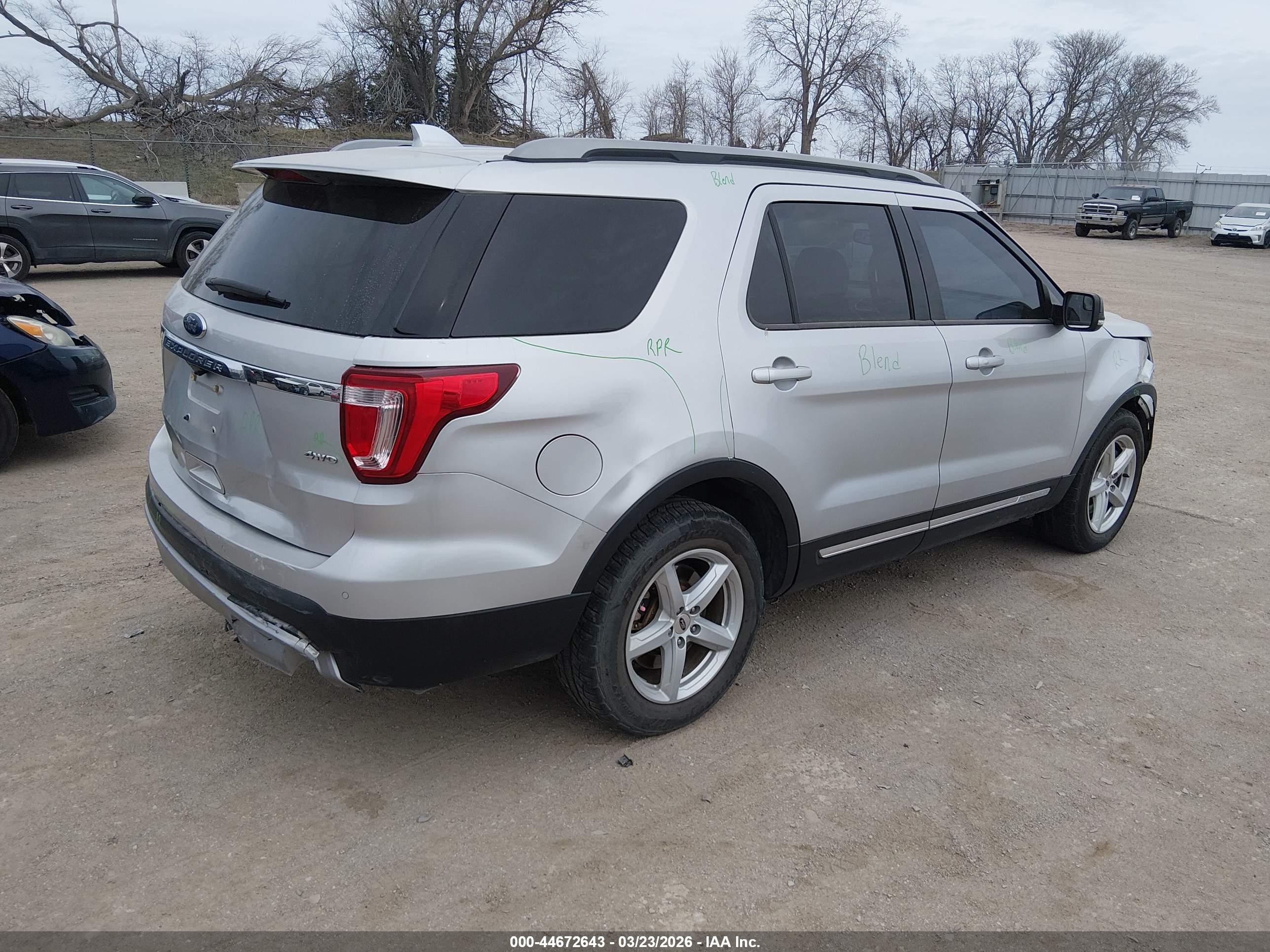 FORD EXPLORER image 4