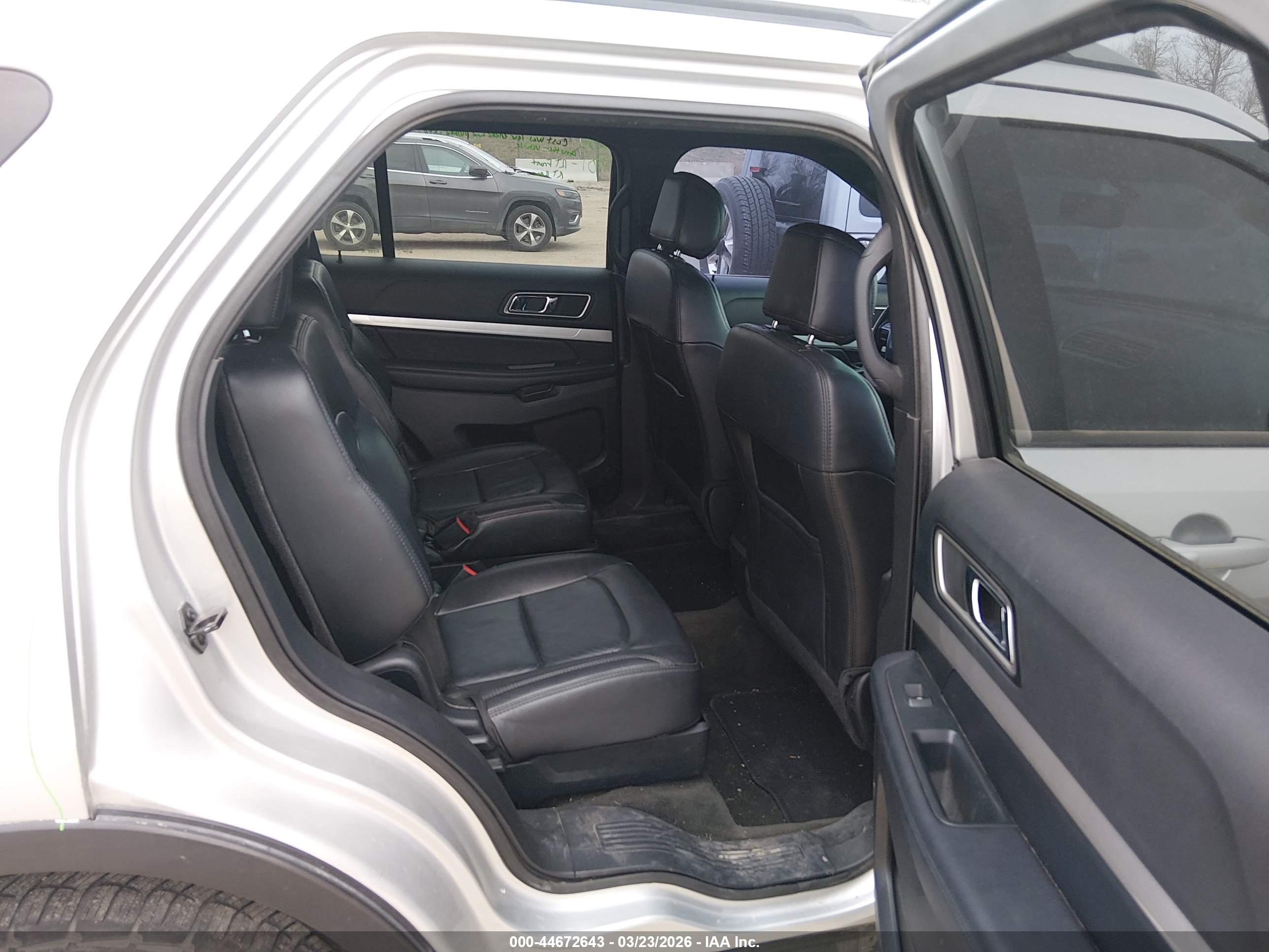 FORD EXPLORER image 8