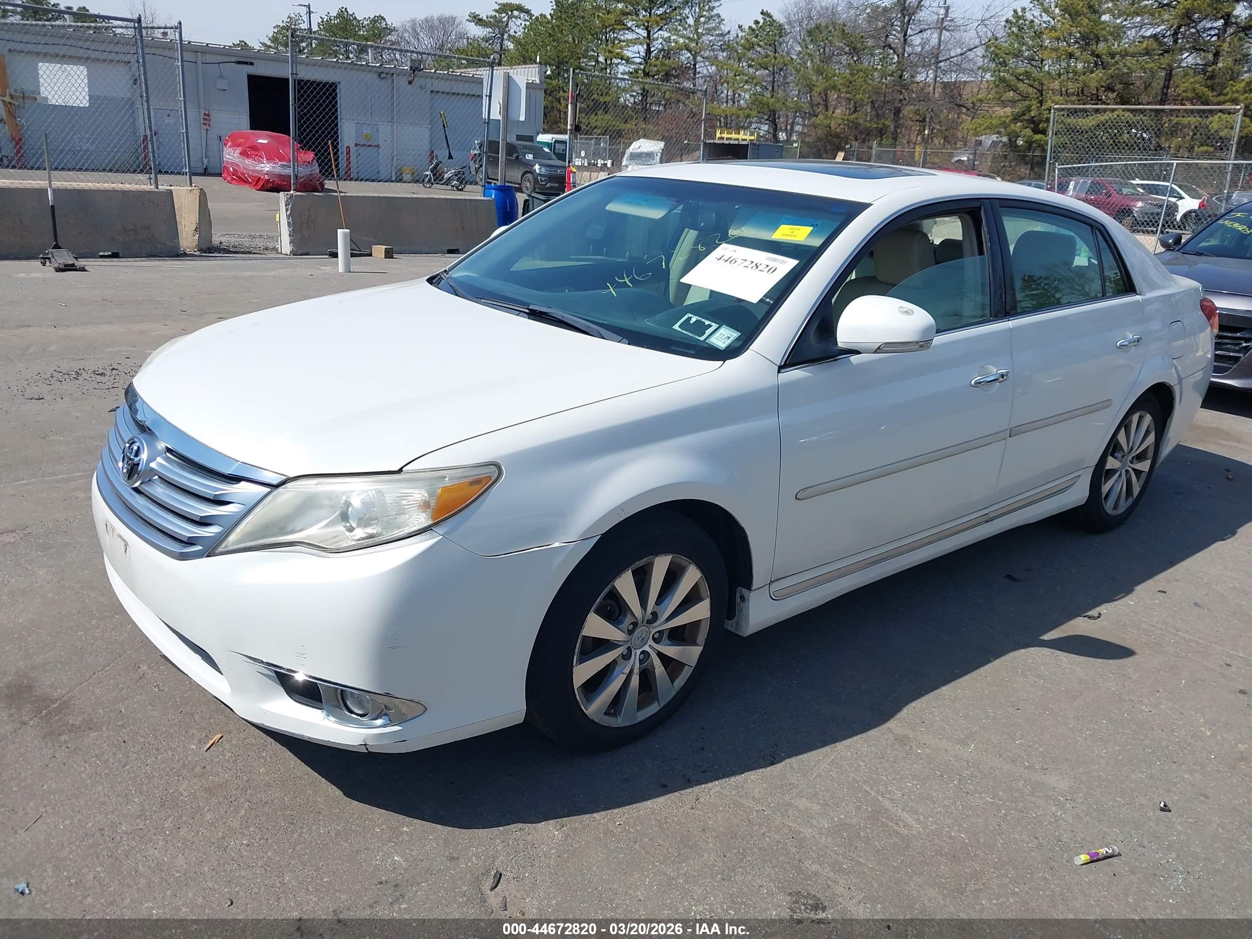 TOYOTA AVALON image 2