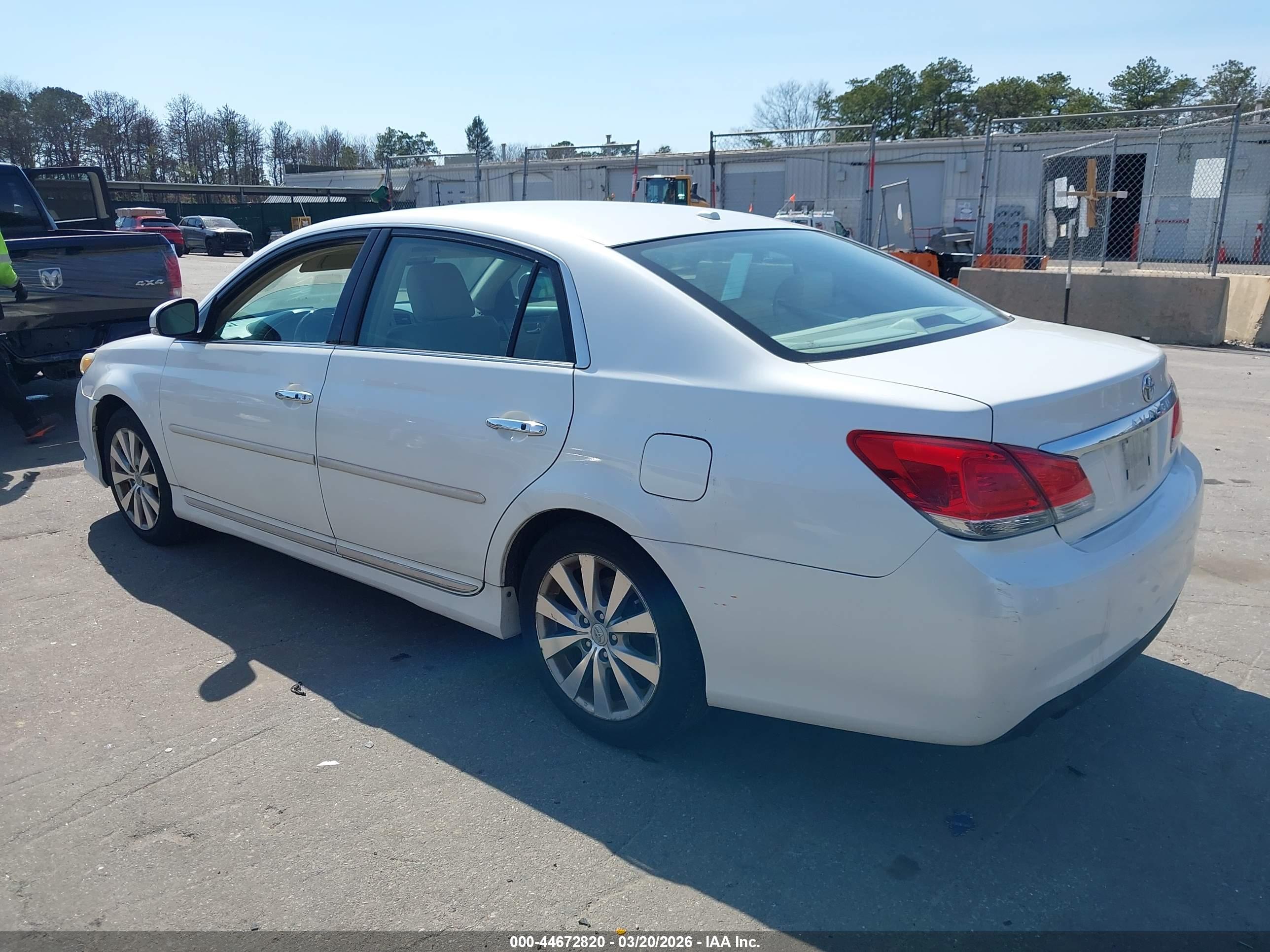 TOYOTA AVALON image 3