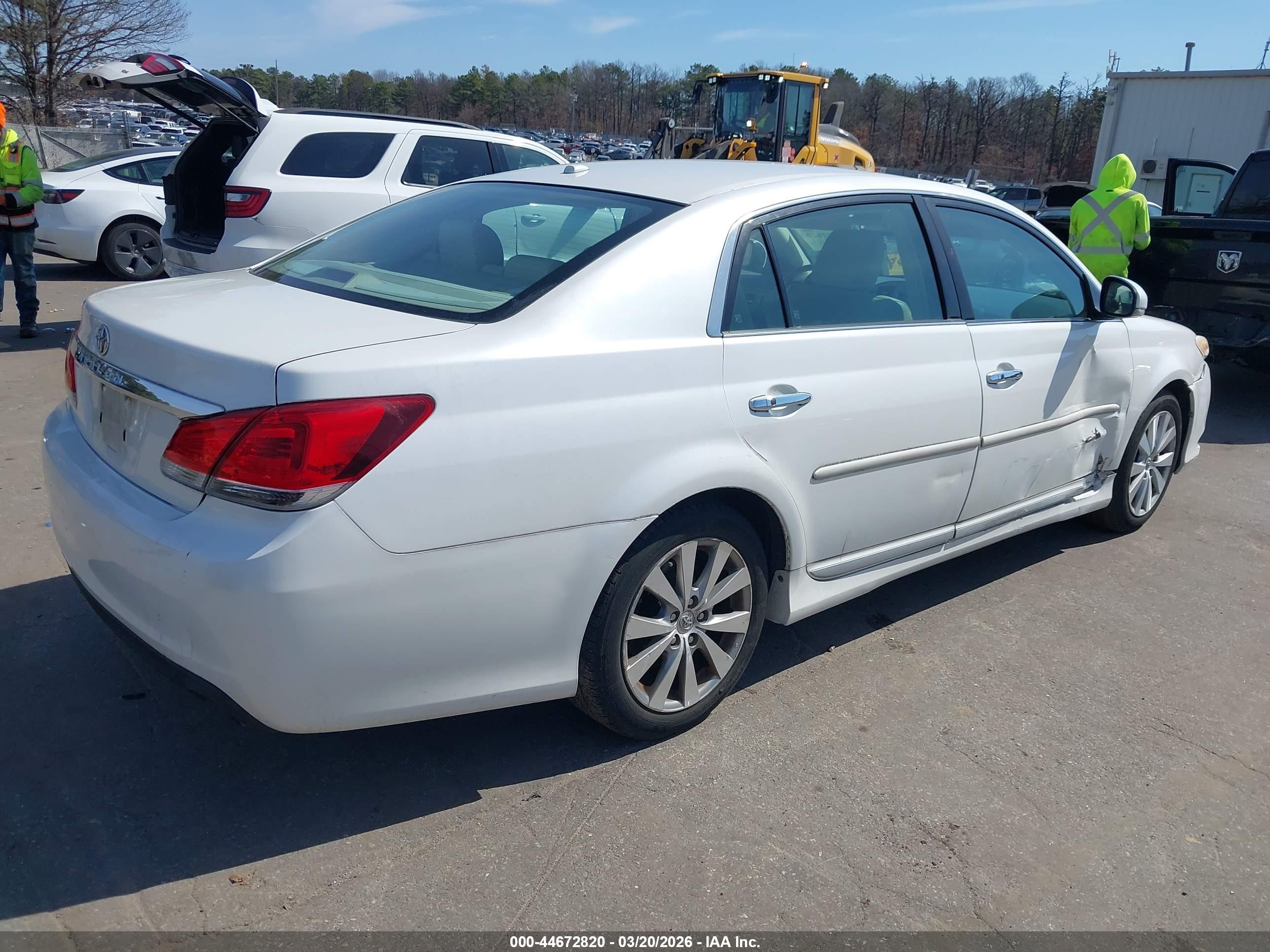 TOYOTA AVALON image 4