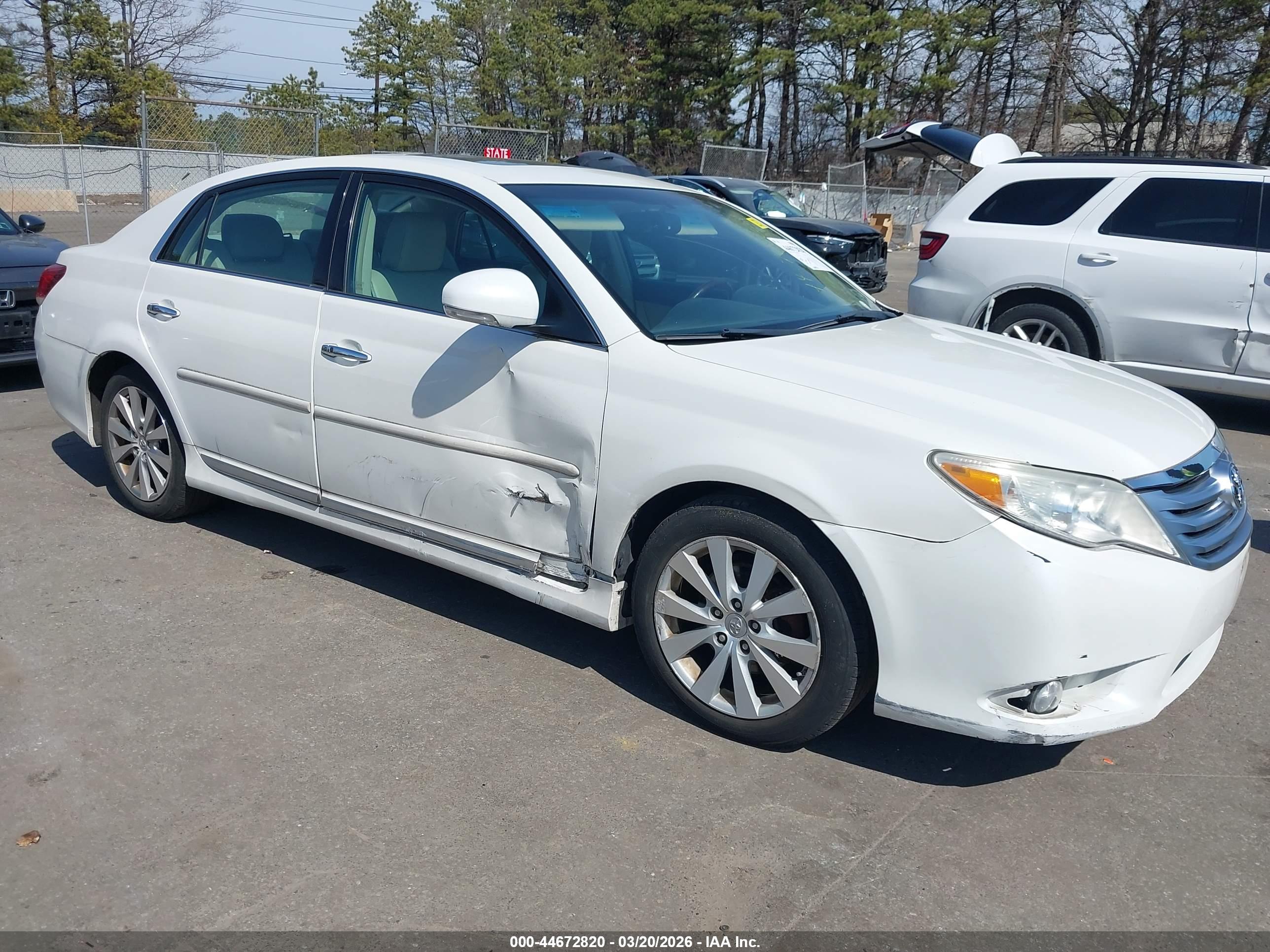 TOYOTA AVALON image 6