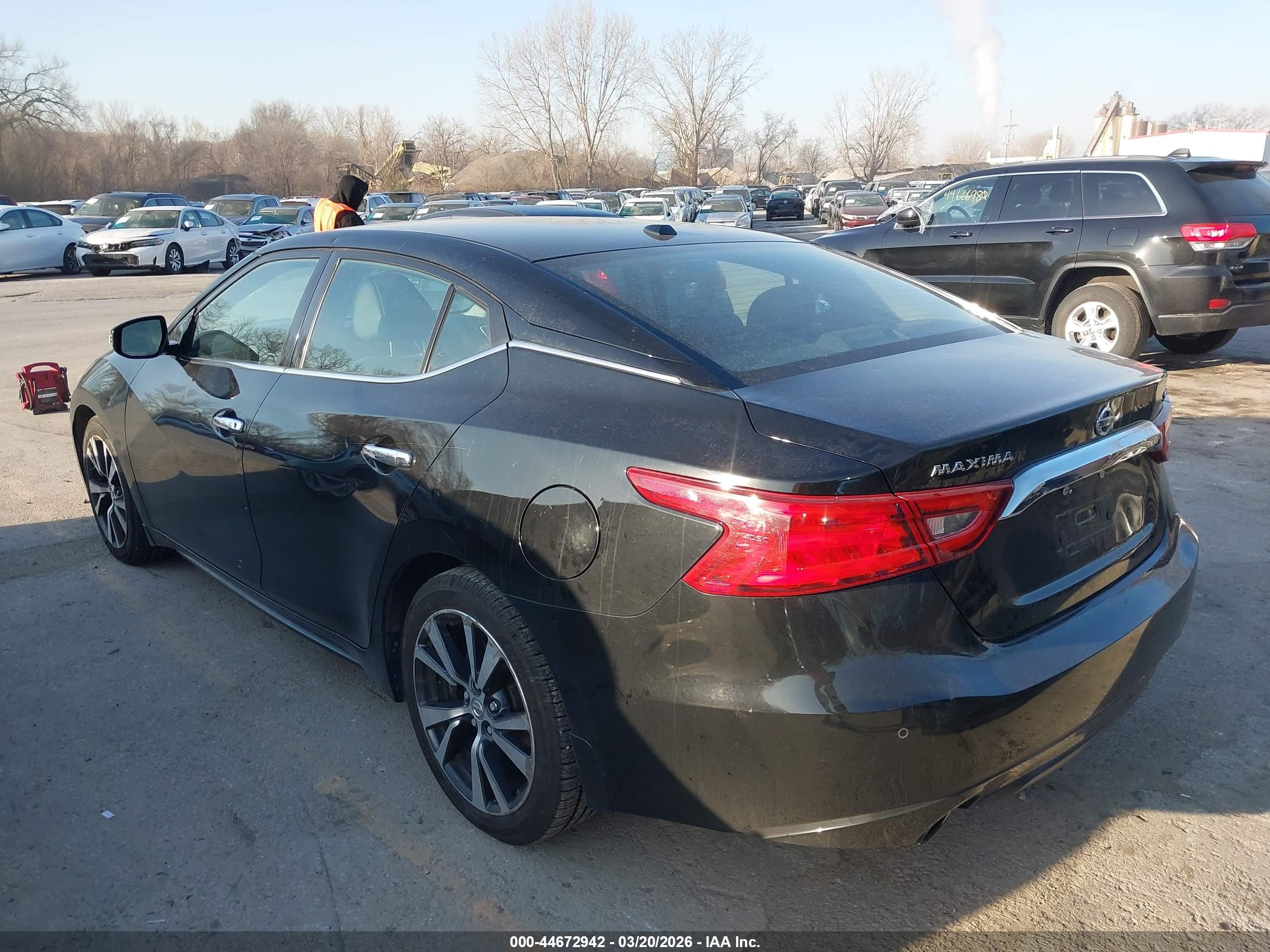 NISSAN MAXIMA image 3