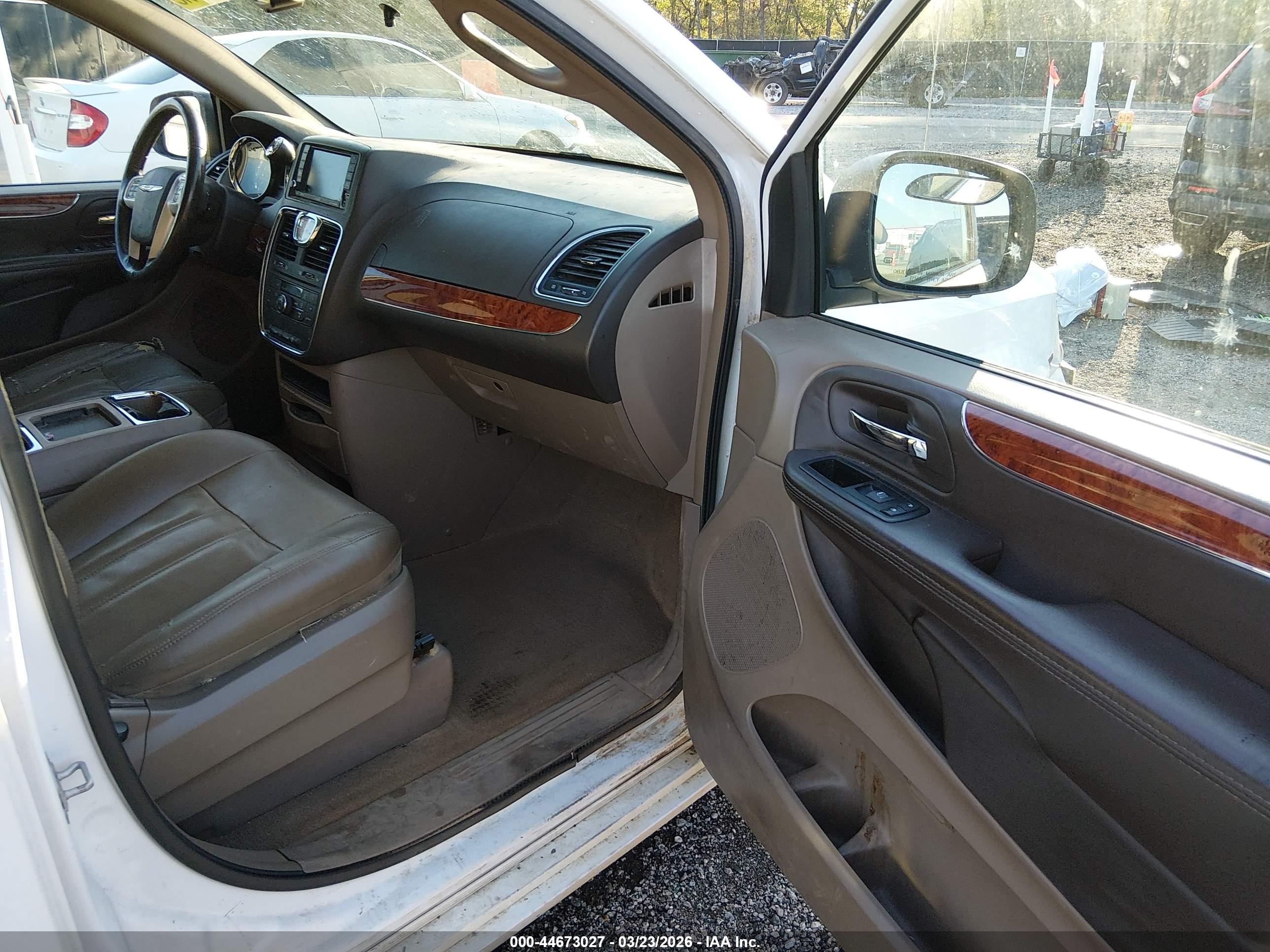 CHRYSLER TOWN image 5