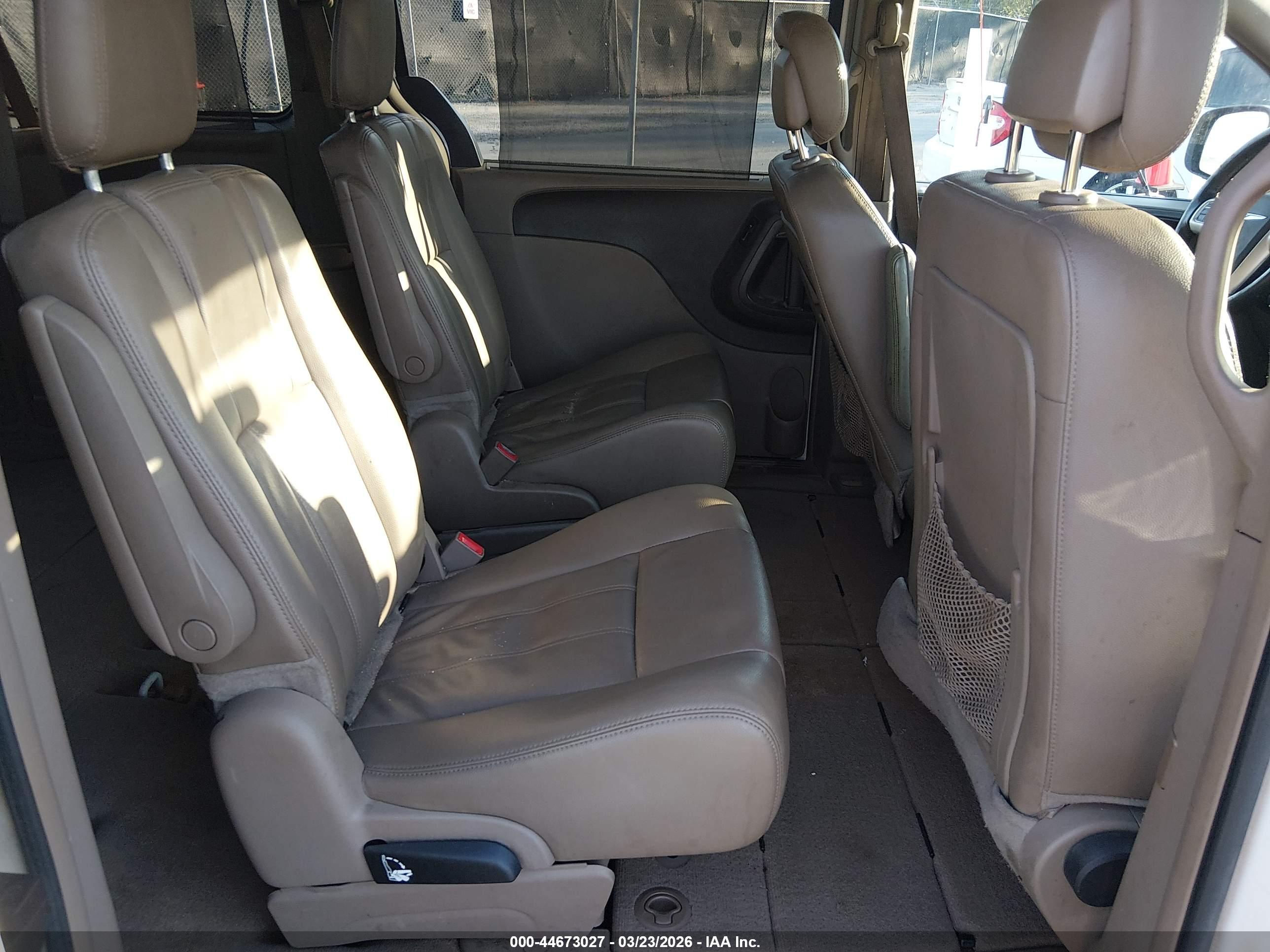 CHRYSLER TOWN image 8